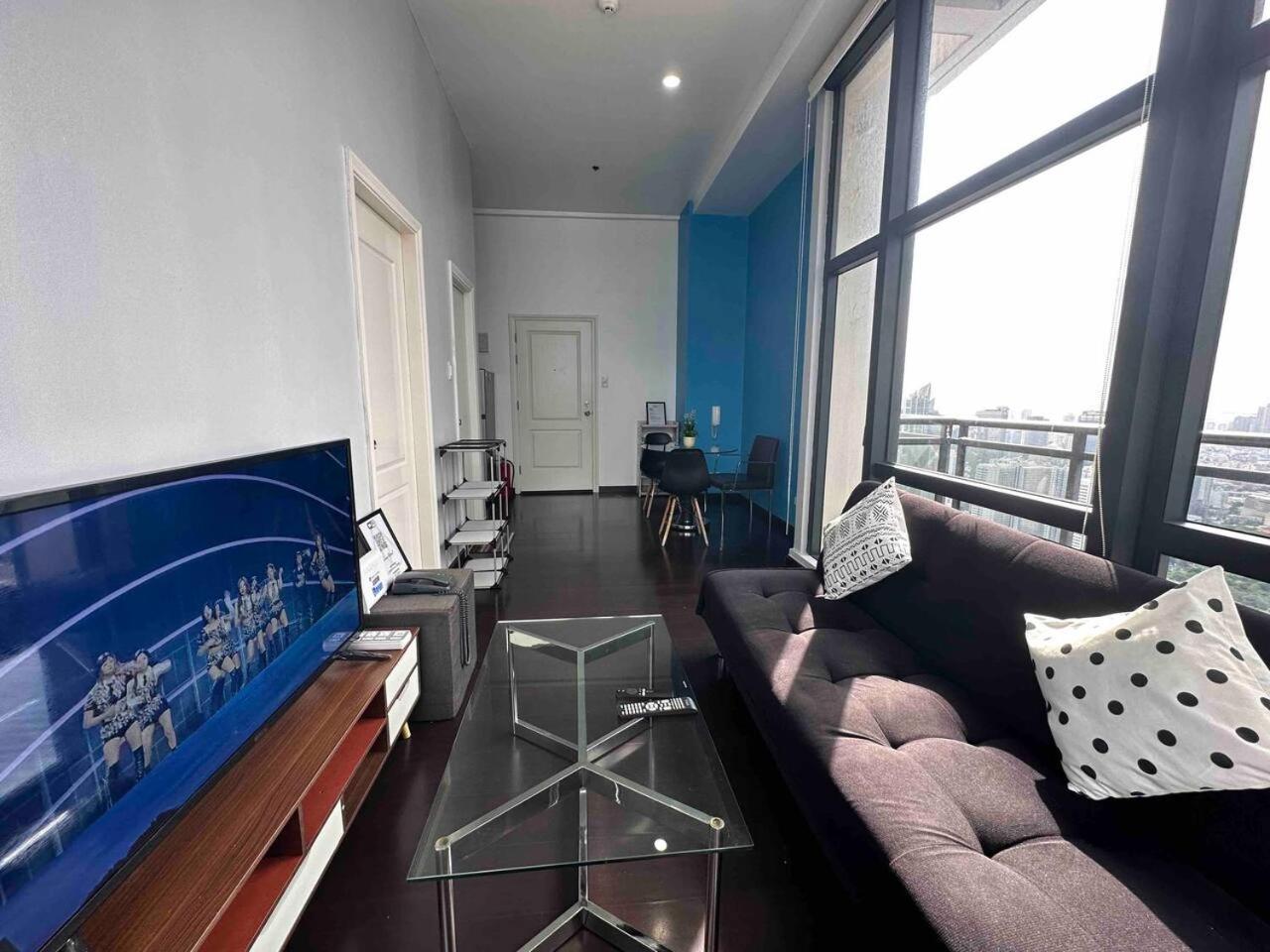Homestyle Rare Find Corner Penthouse Suite in The Gramercy Residences Condo view 4