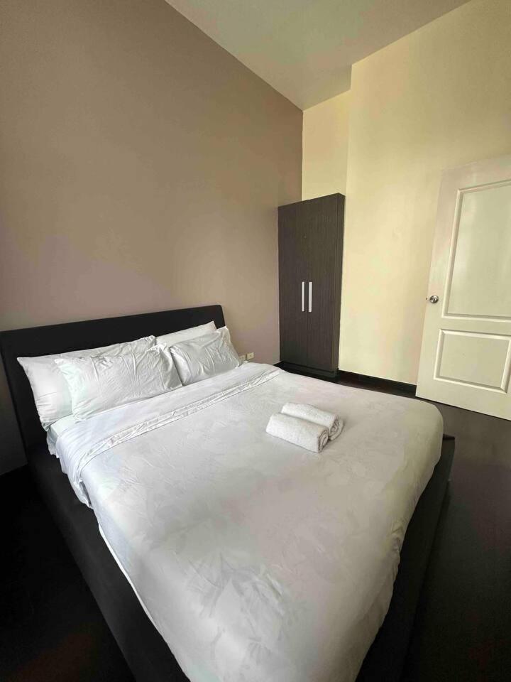 Homestyle Rare Find Corner Penthouse Suite in The Gramercy Residences Condo view 5