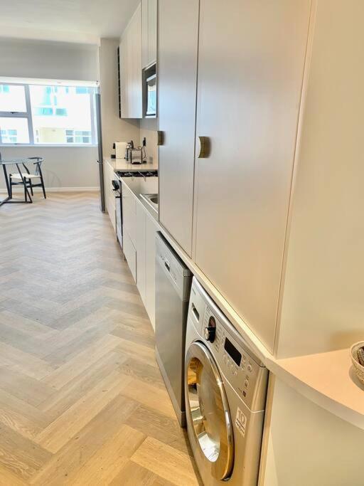 Beachfront Promenade Apartment Sea Point - Walk To Cafes! Cape Town view 4