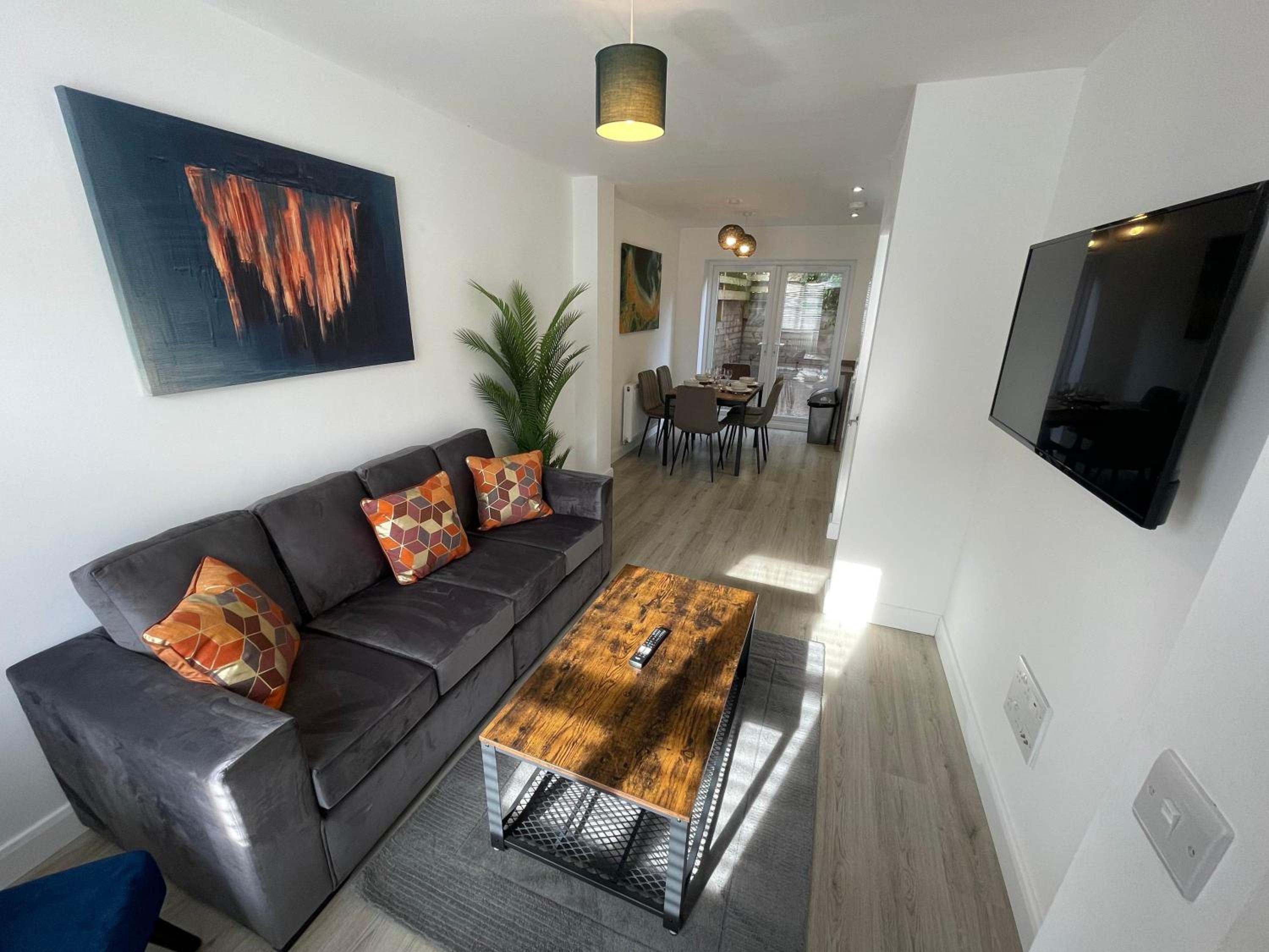 3 Bedroom New House with Wi-Fi Sleep 5 By Home Away From Home - A view 4