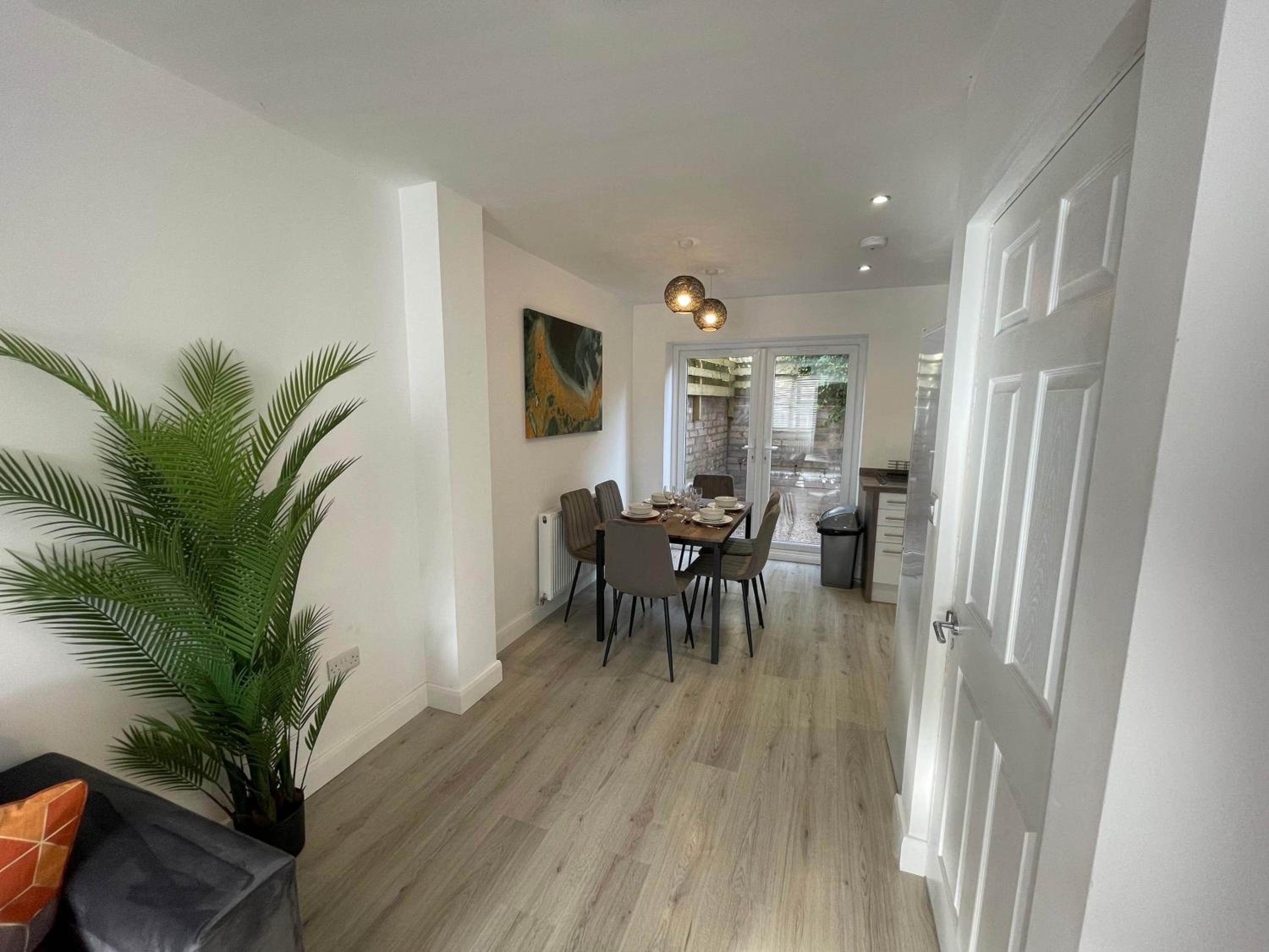 3 Bedroom New House with Wi-Fi Sleep 5 By Home Away From Home - A view 2