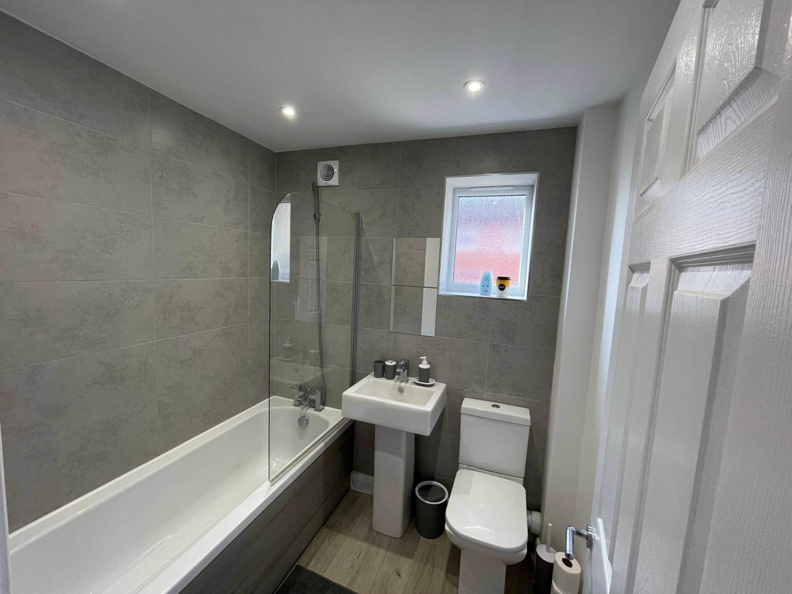 3 Bedroom New House with Wi-Fi Sleep 5 By Home Away From Home - A view 3