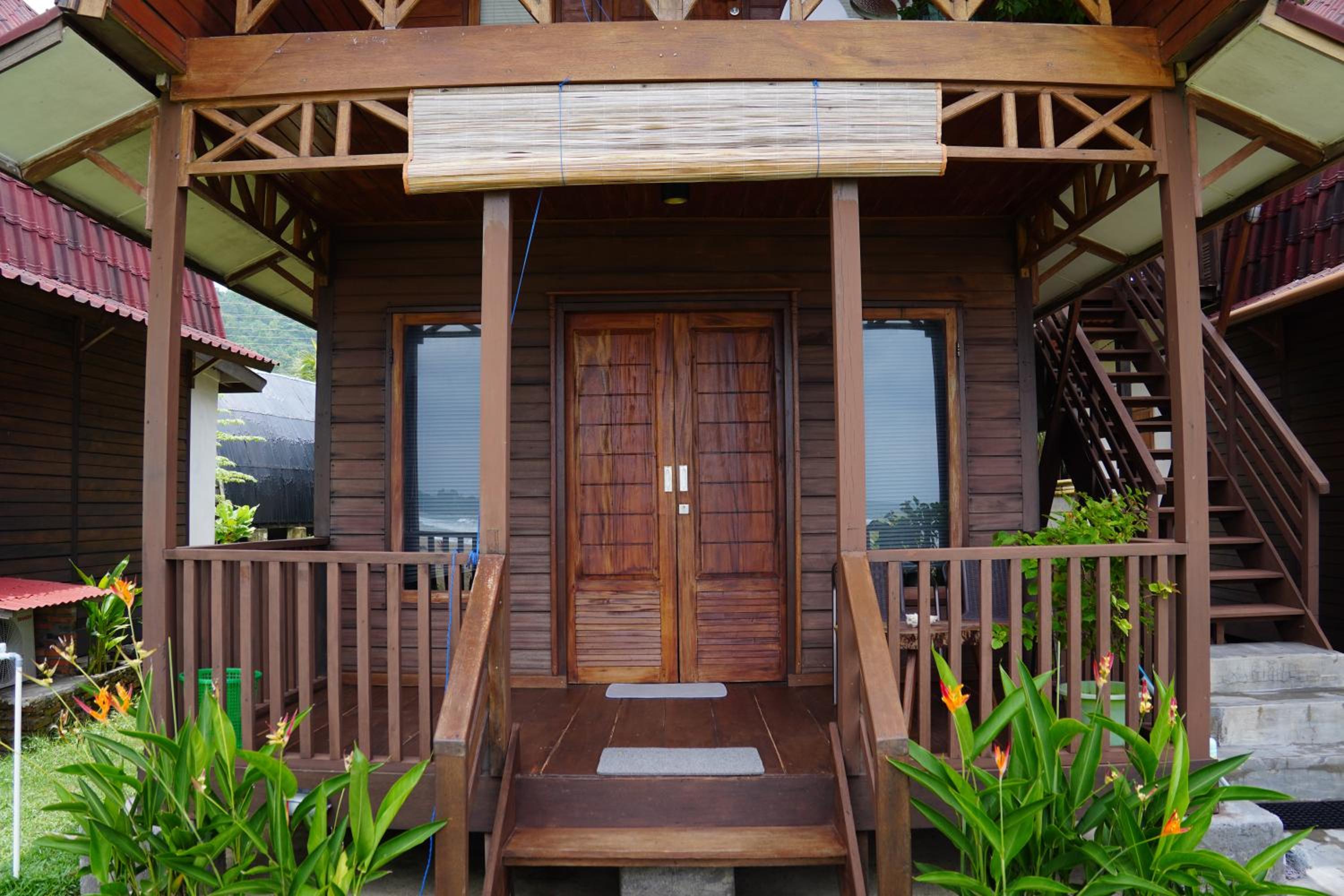 Momos Surf Shack view 4