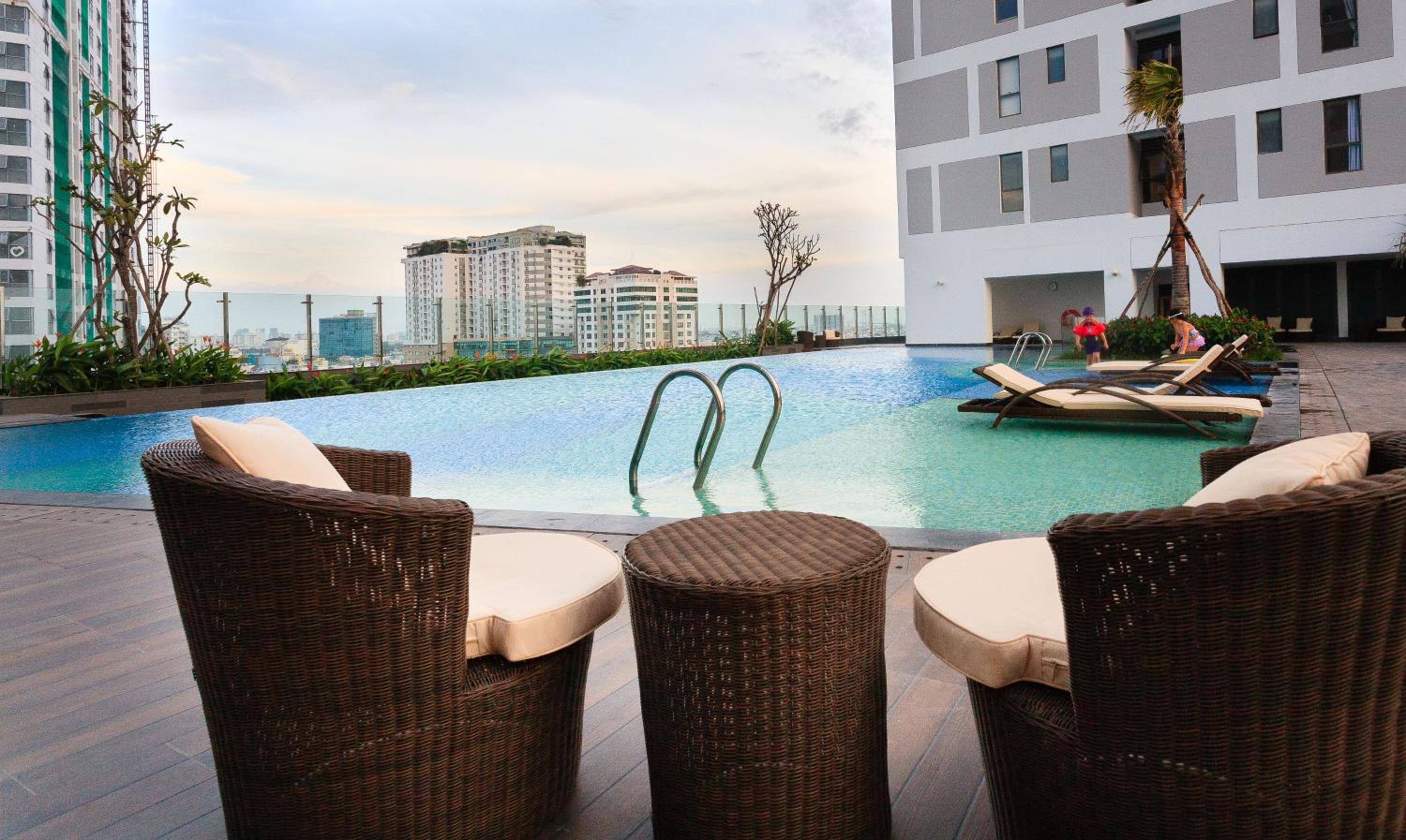 CBD RIVERGATE- Infinity Pool Signature