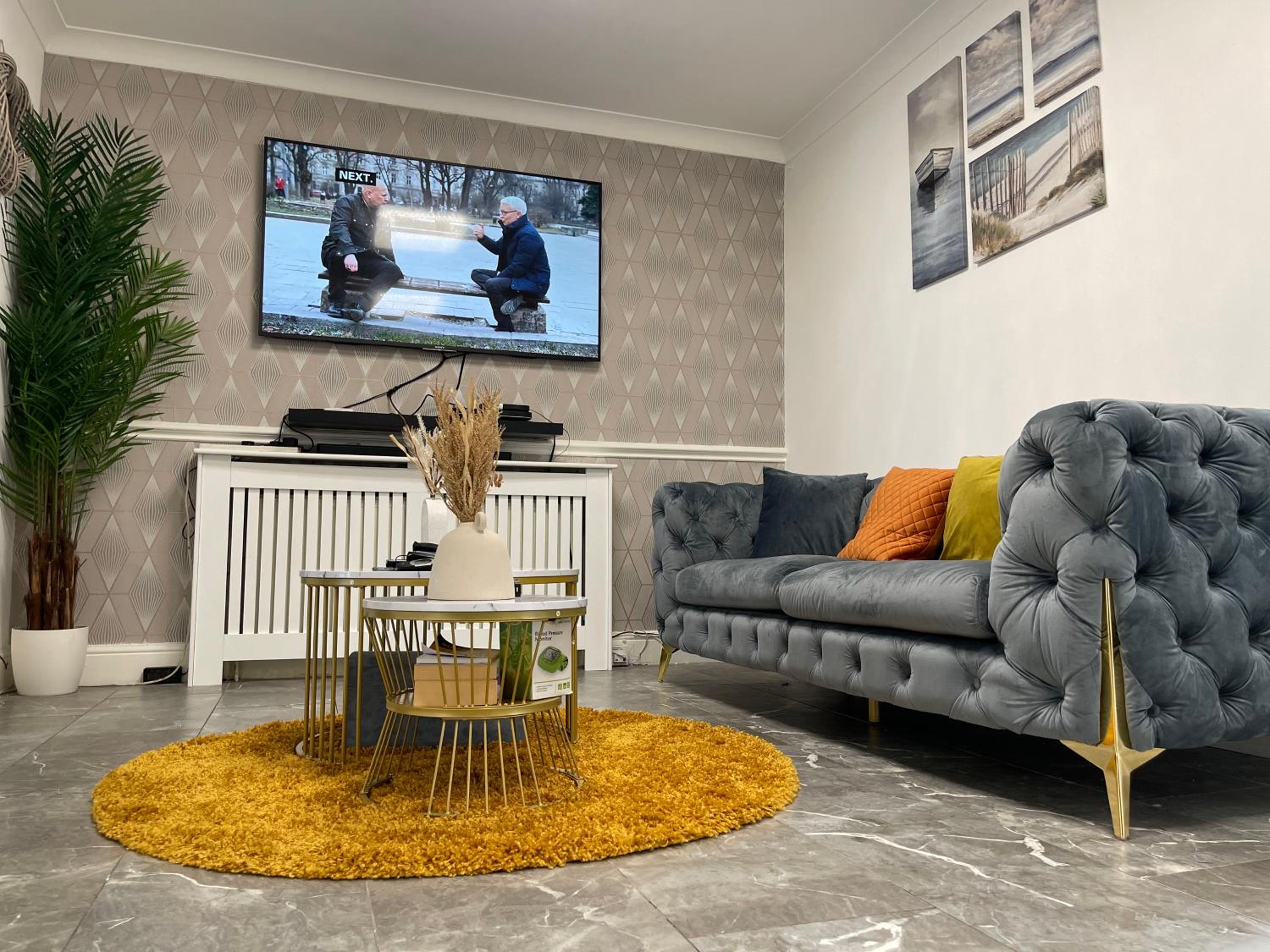UPPAMOST LUXURY HOME LONDOn view 3
