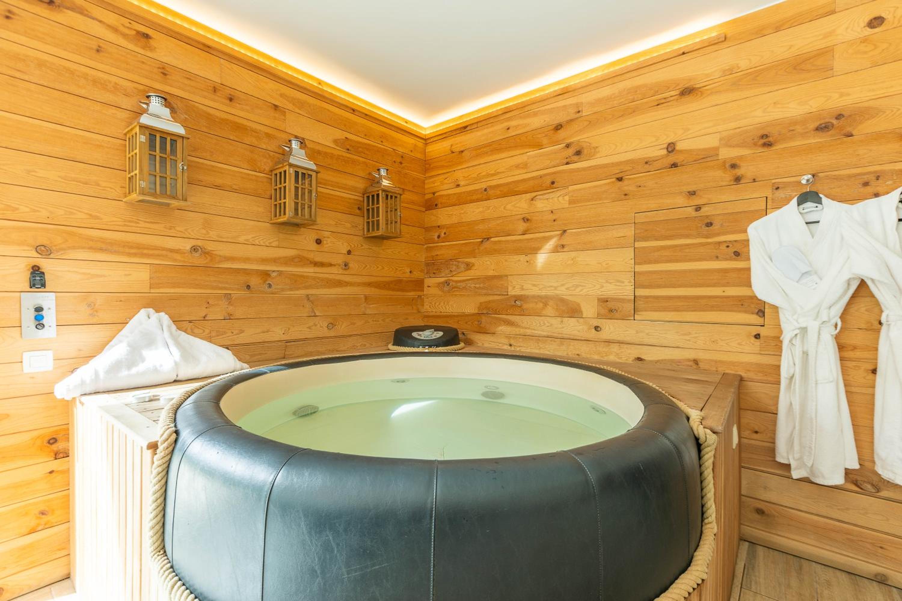 Le Fermage - logement avec piscine, sauna et jacuzzi