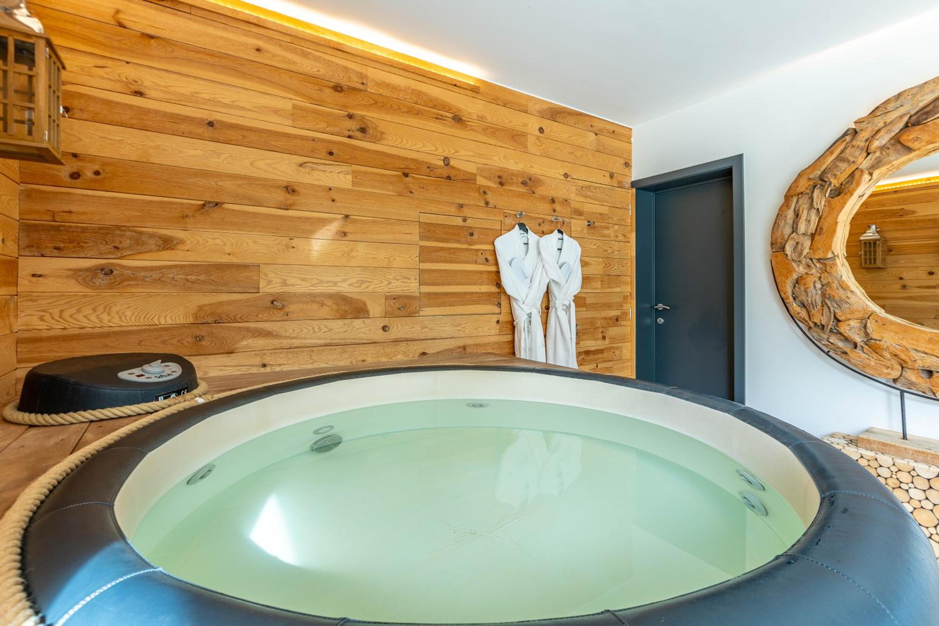 Le Fermage - logement avec piscine, sauna et jacuzzi