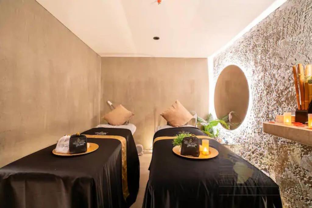 Bright luxurious flat with stunning view workspace