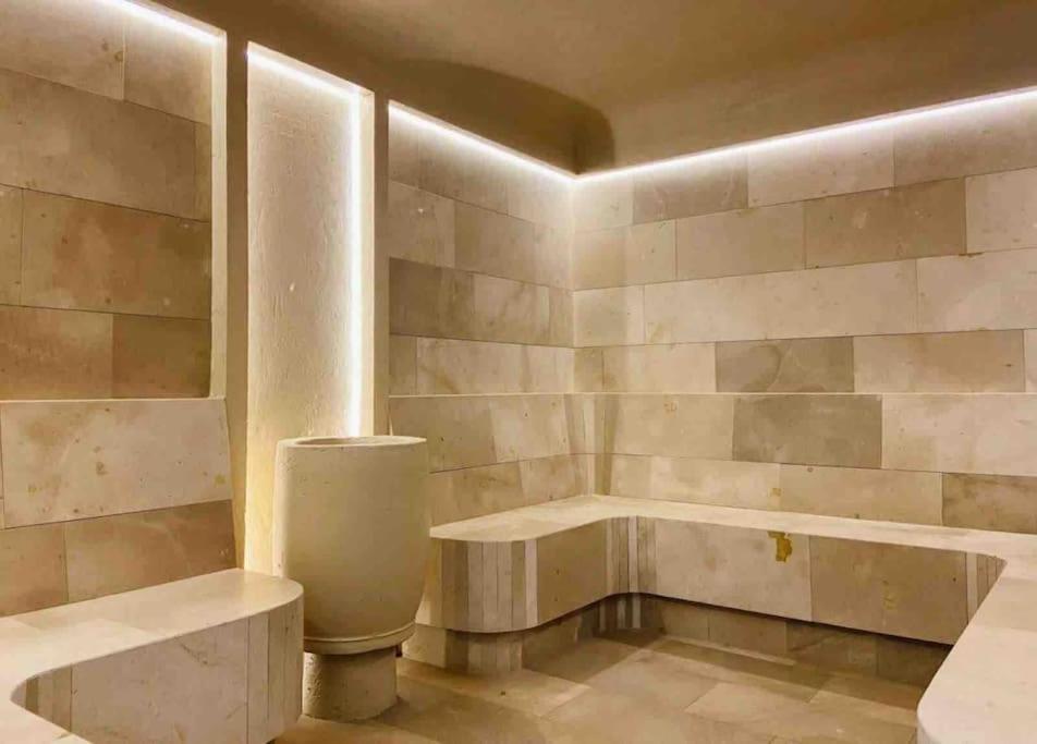 Bright luxurious flat with stunning view workspace