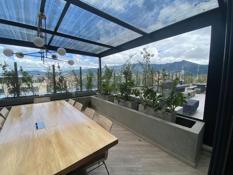 Bright luxurious flat with stunning view workspace