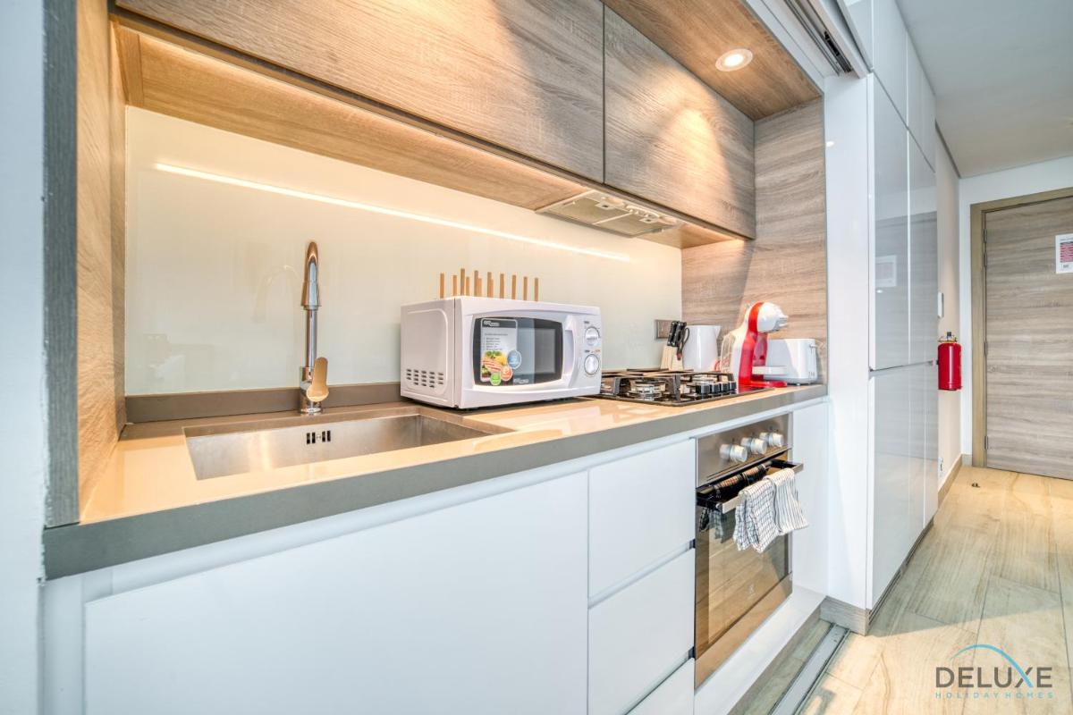 Lush Studio in Studio One Dubai Marina by Deluxe Holiday Homes