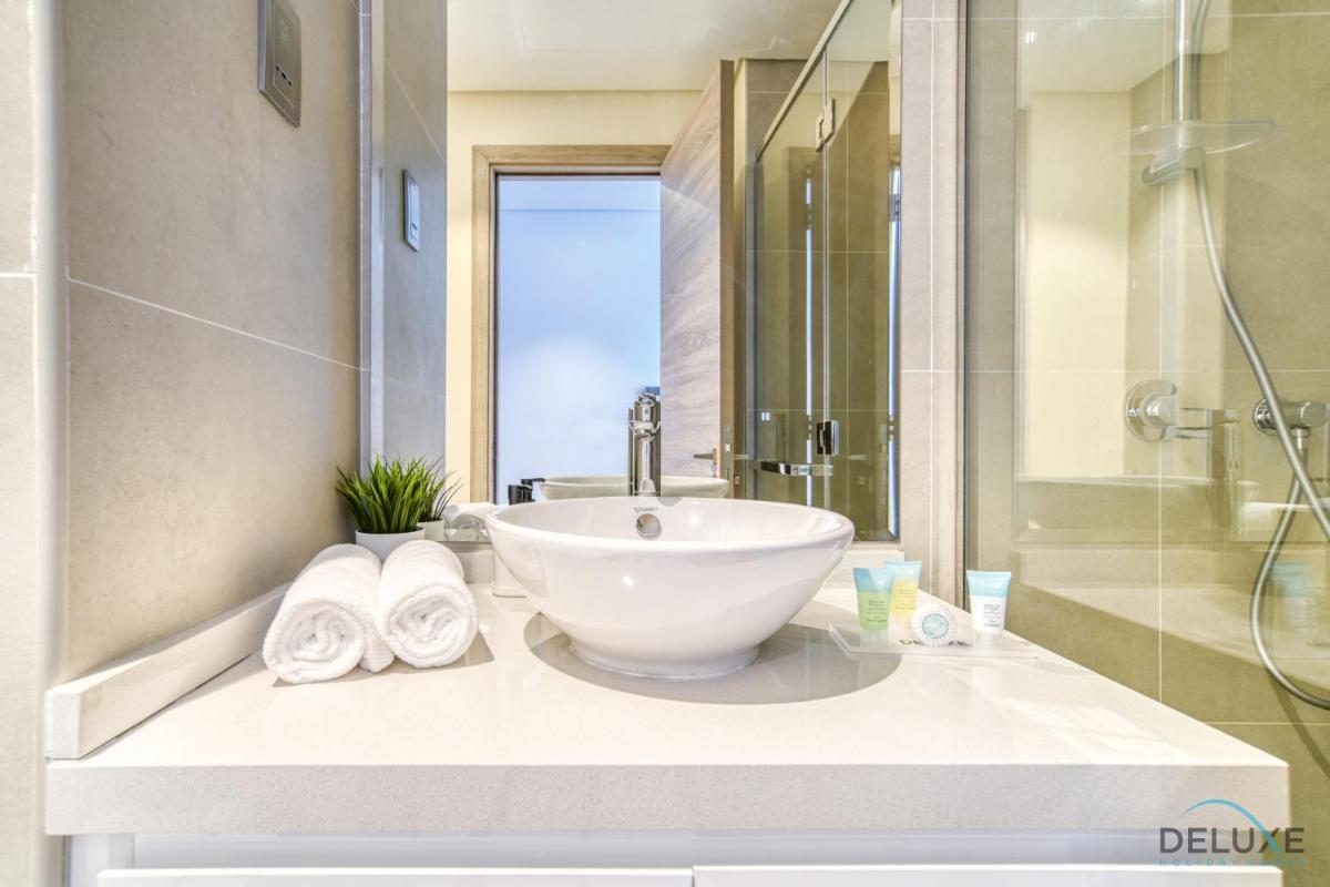 Lush Studio in Studio One Dubai Marina by Deluxe Holiday Homes