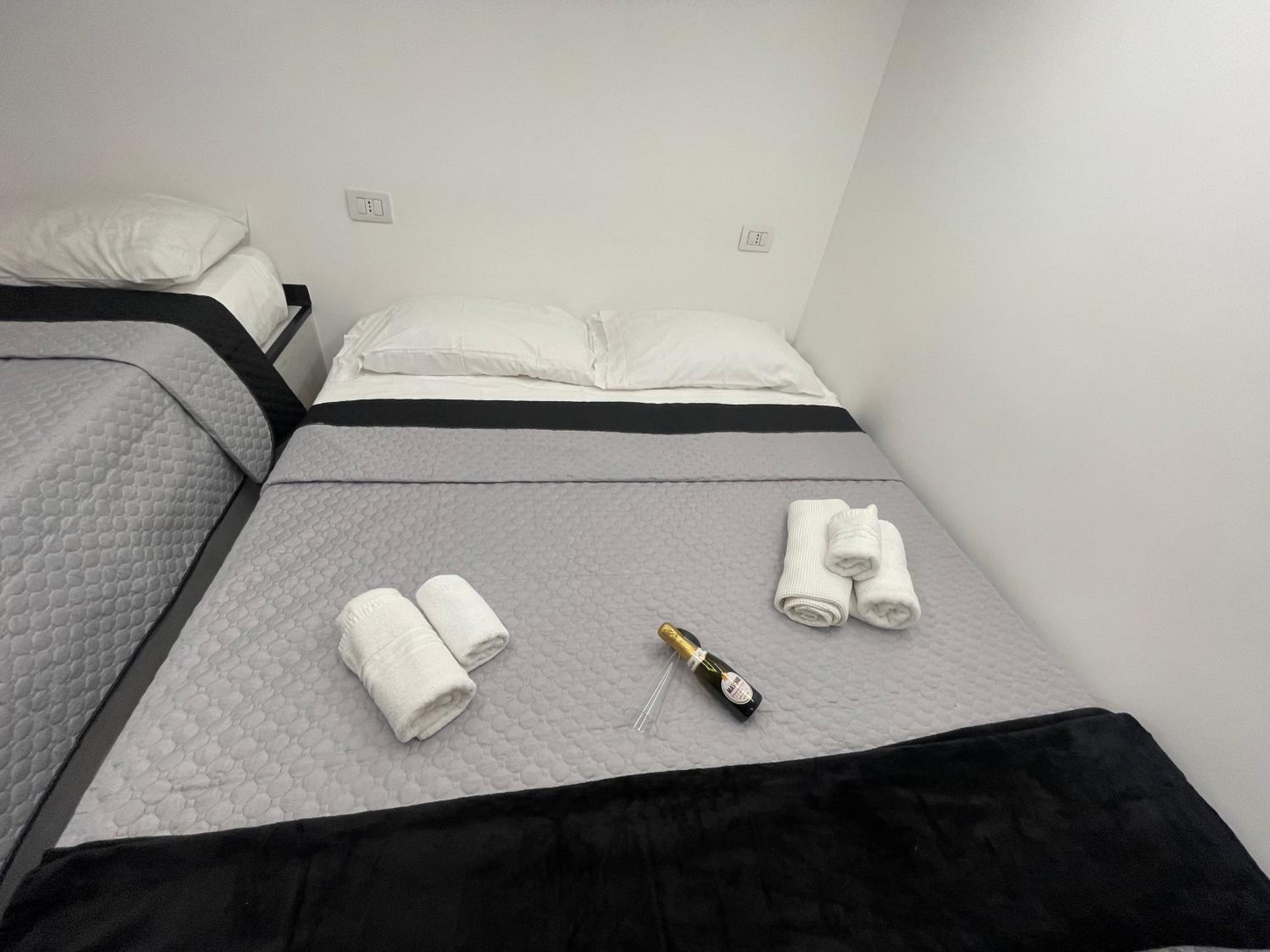 Lux House Naples Airport