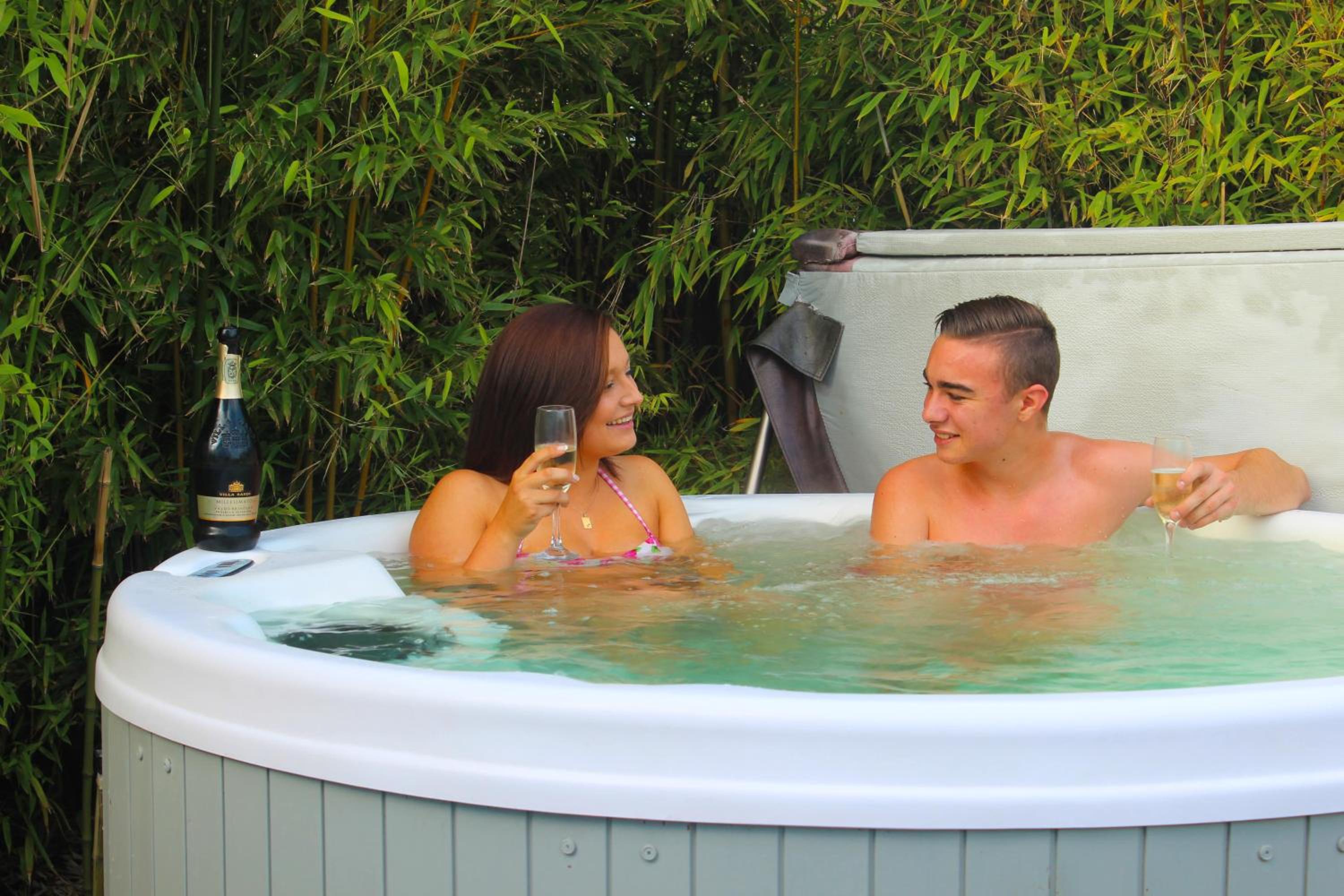 SeaNooz - Wellness overnachting met privé bioscoop aan een meer