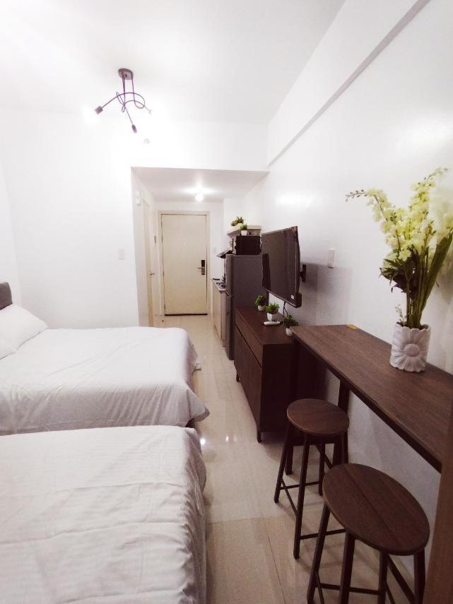 Hotel Luxury Twin Bed Room with Balcony Las Pinas-South Residence