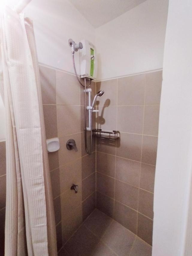 Hotel Luxury Twin Bed Room with Balcony Las Pinas-South Residence