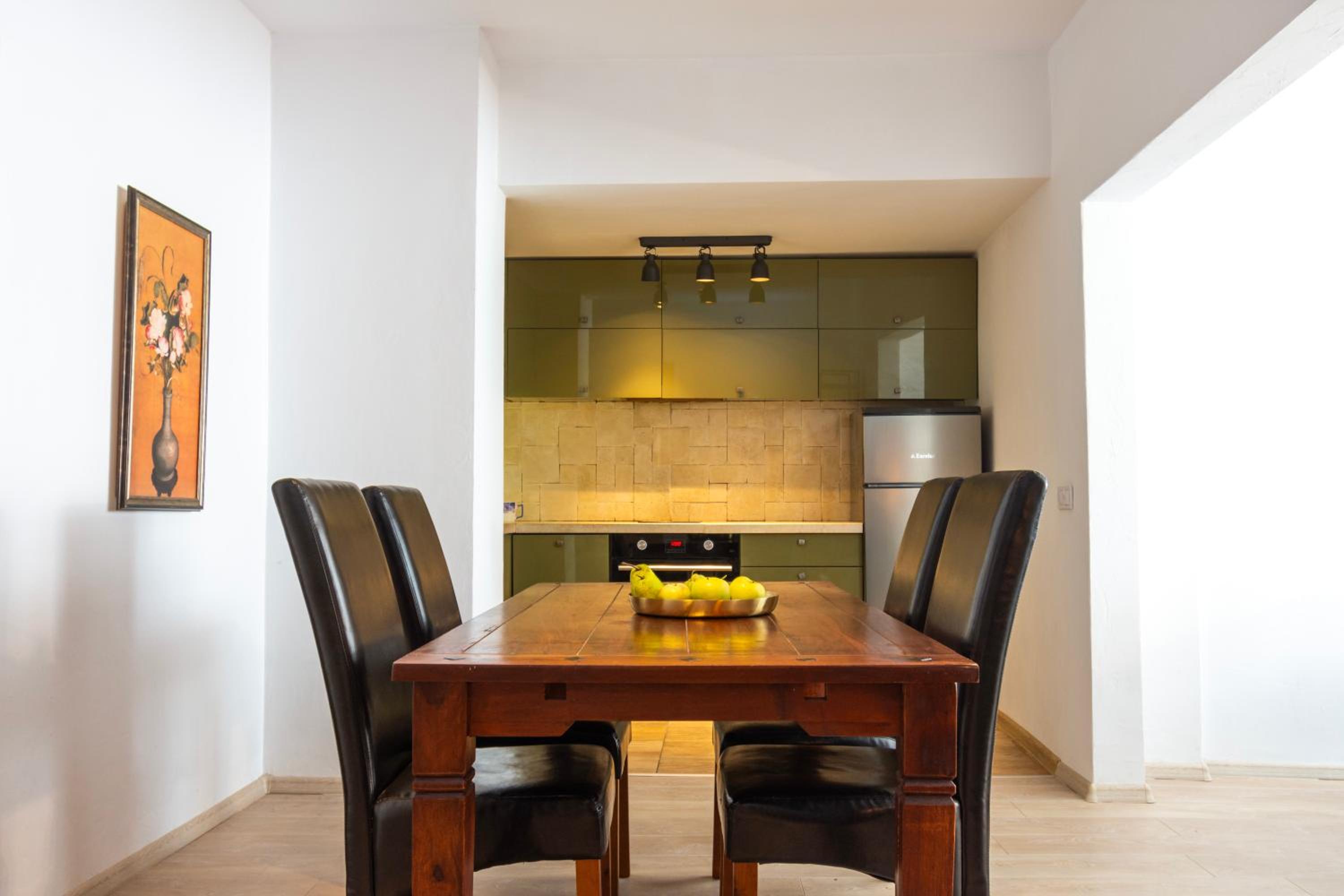Art Luxury Apartment - central, metro to airport