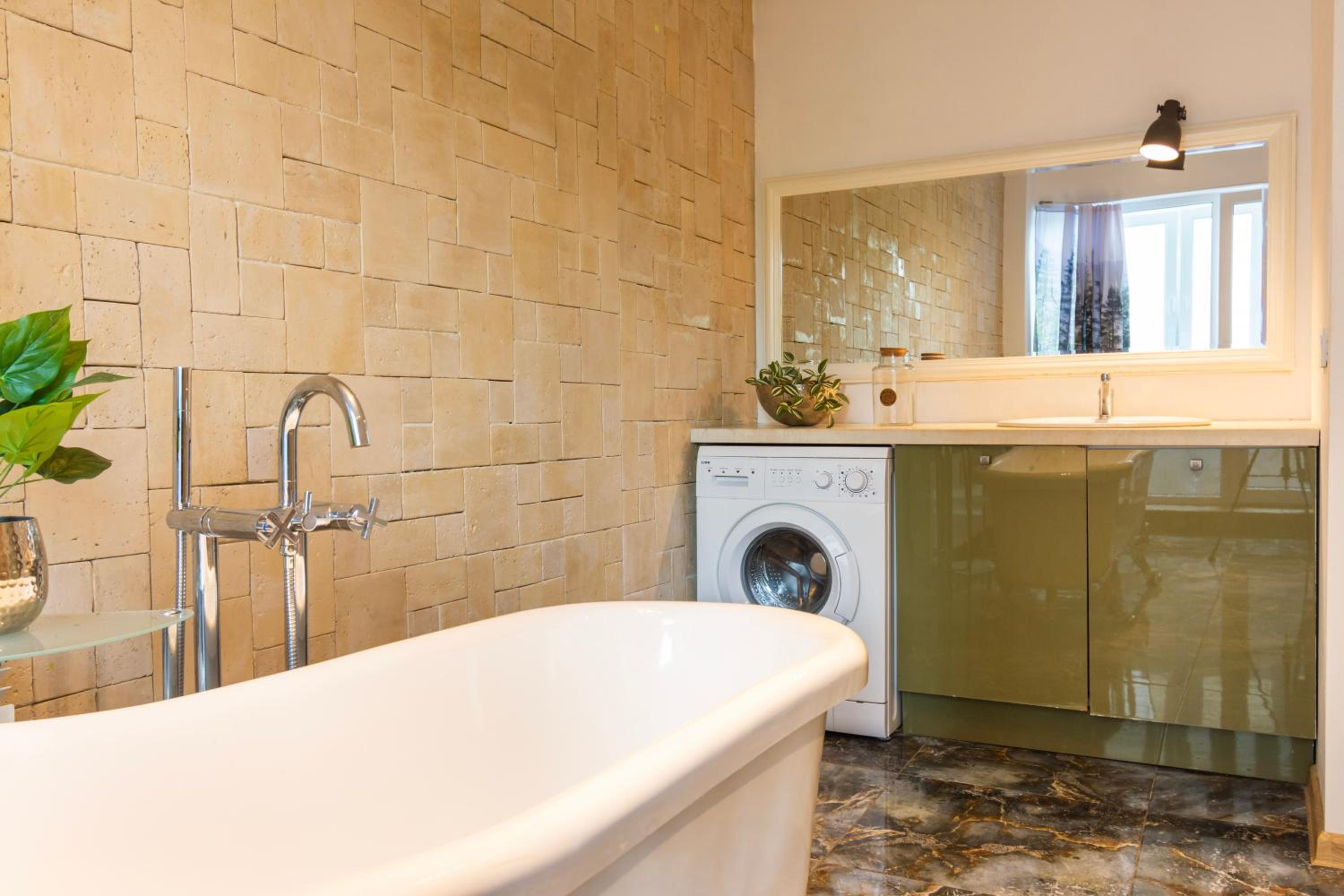 Art Luxury Apartment - central, metro to airport
