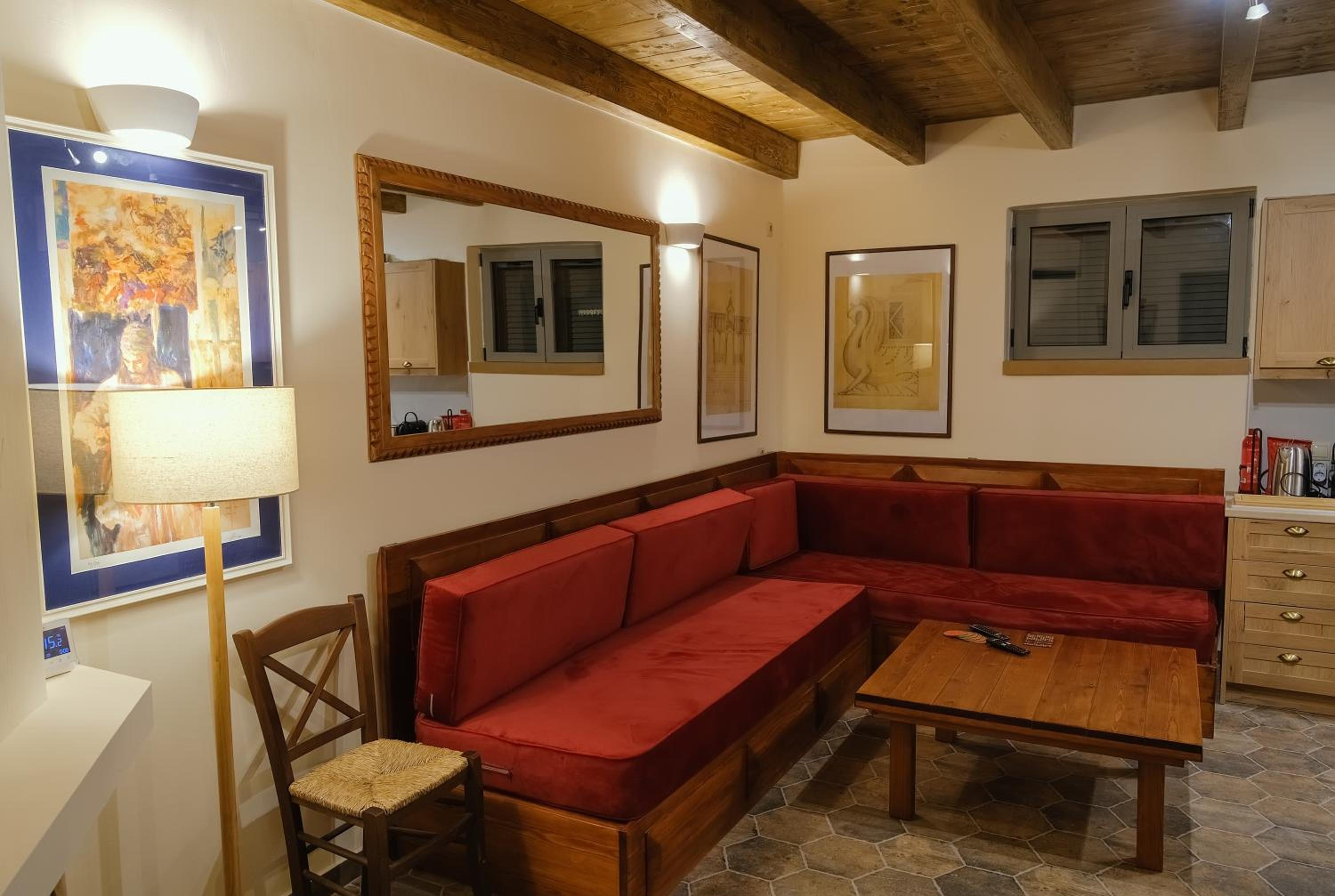 AROANIA suites