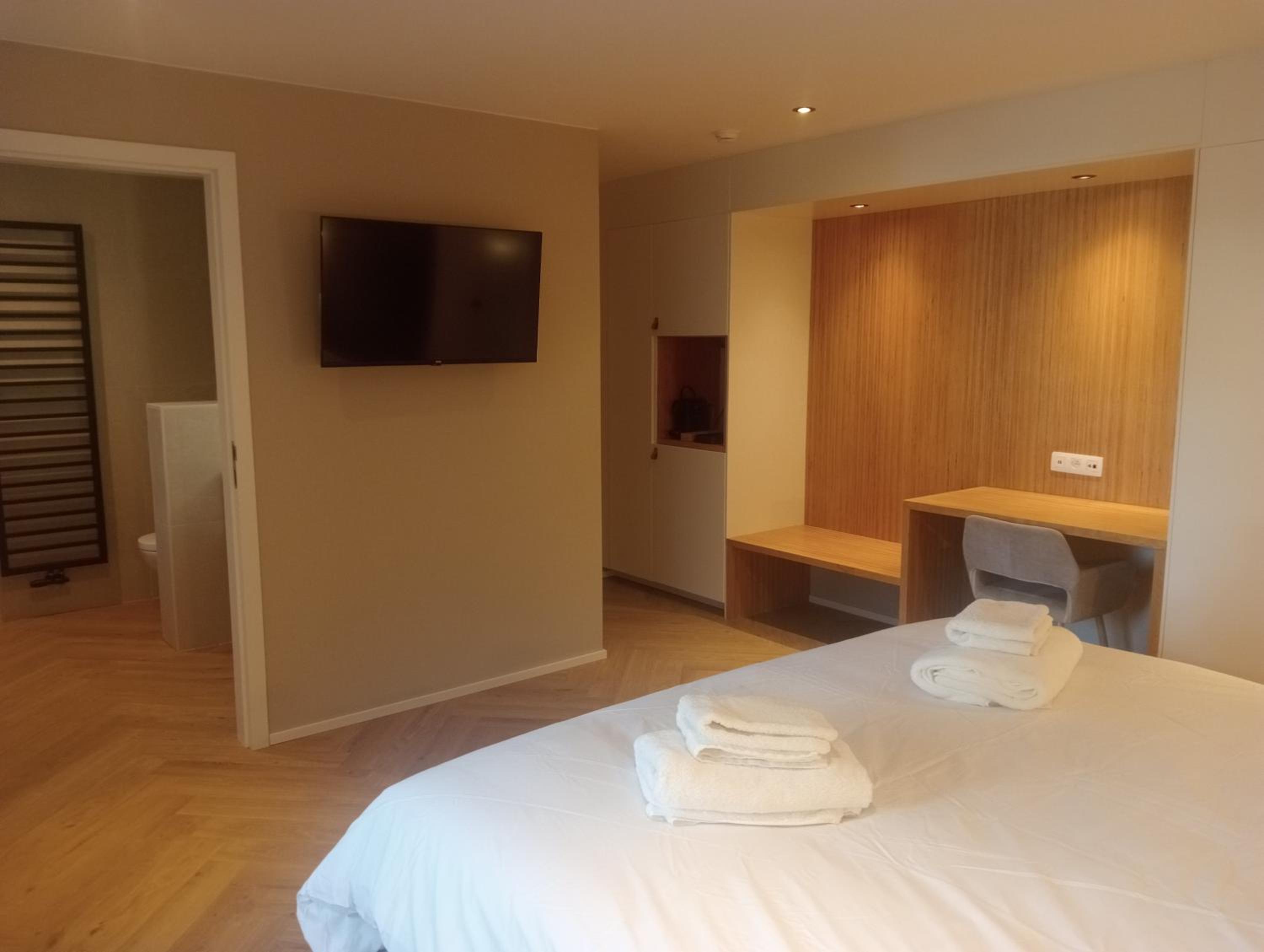 Dionbulles & Dionlodge Guesthouse, Private Wellness with pool in option