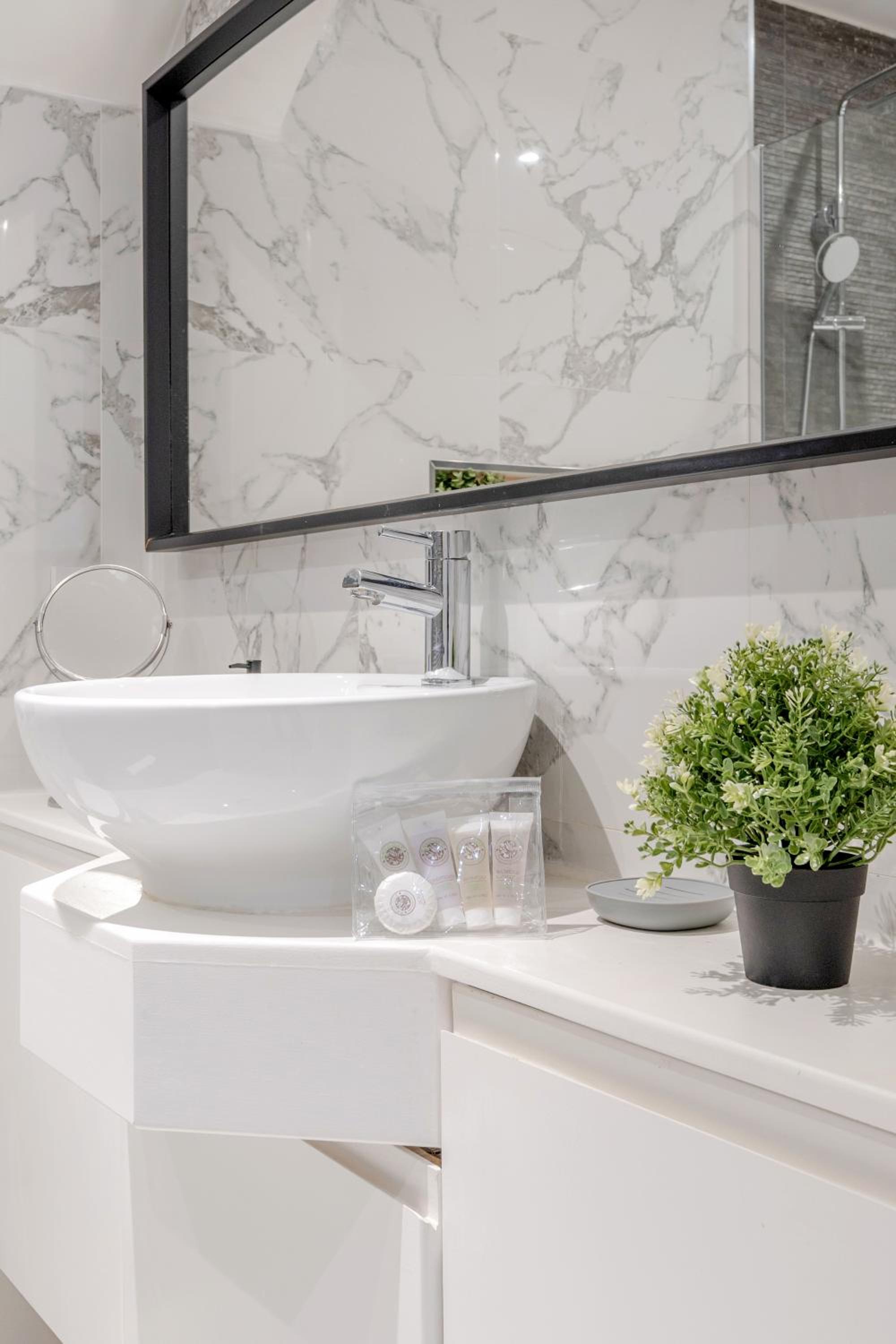 The Hyde Park Apartment - Central and Bright