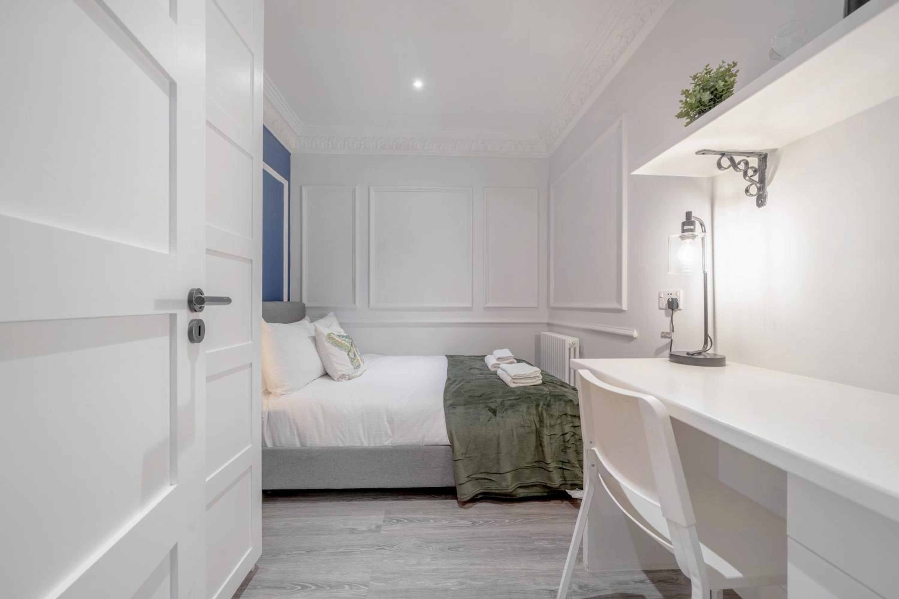 The Hyde Park Apartment - Central and Bright
