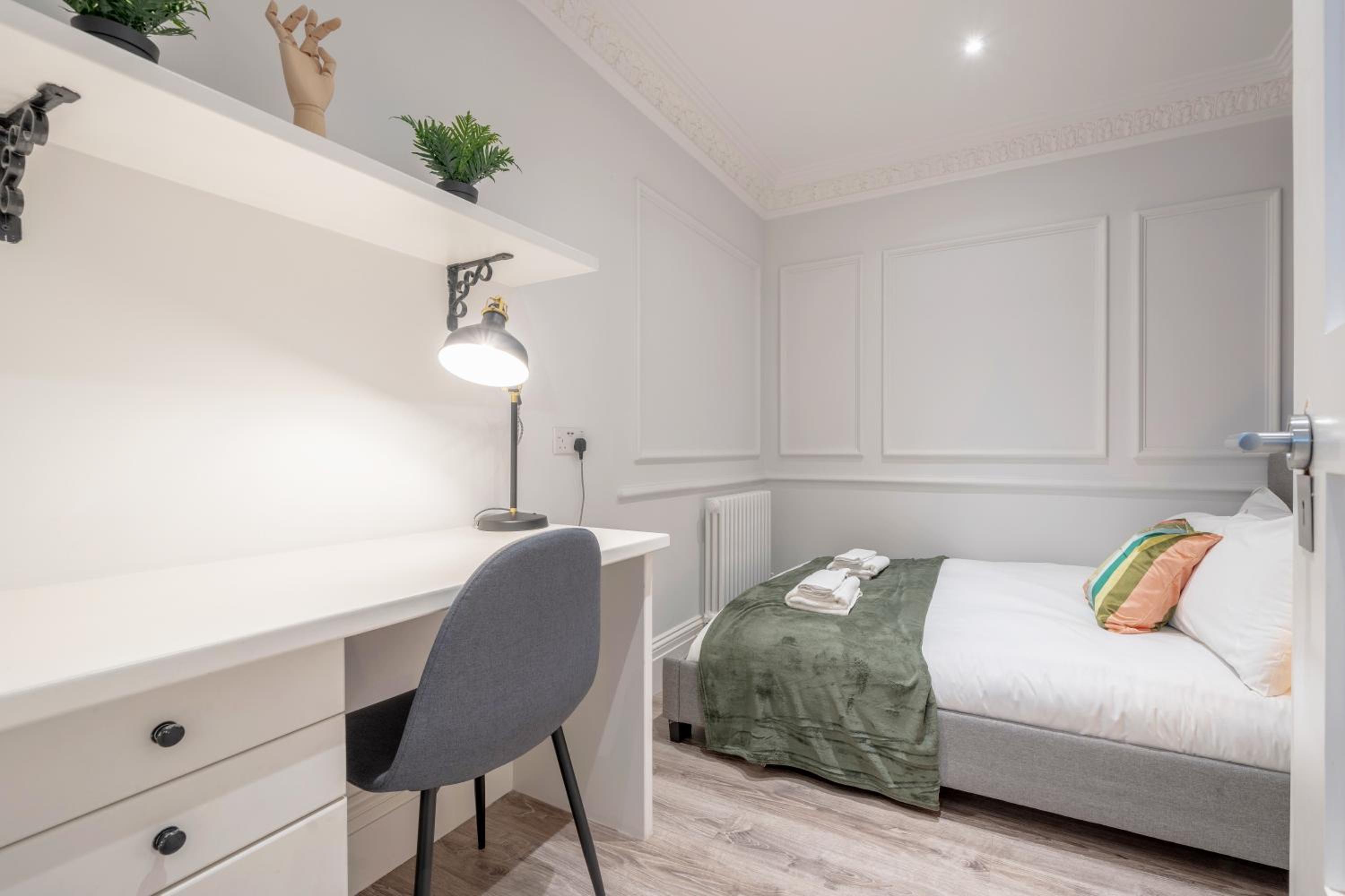 The Hyde Park Apartment - Central and Bright