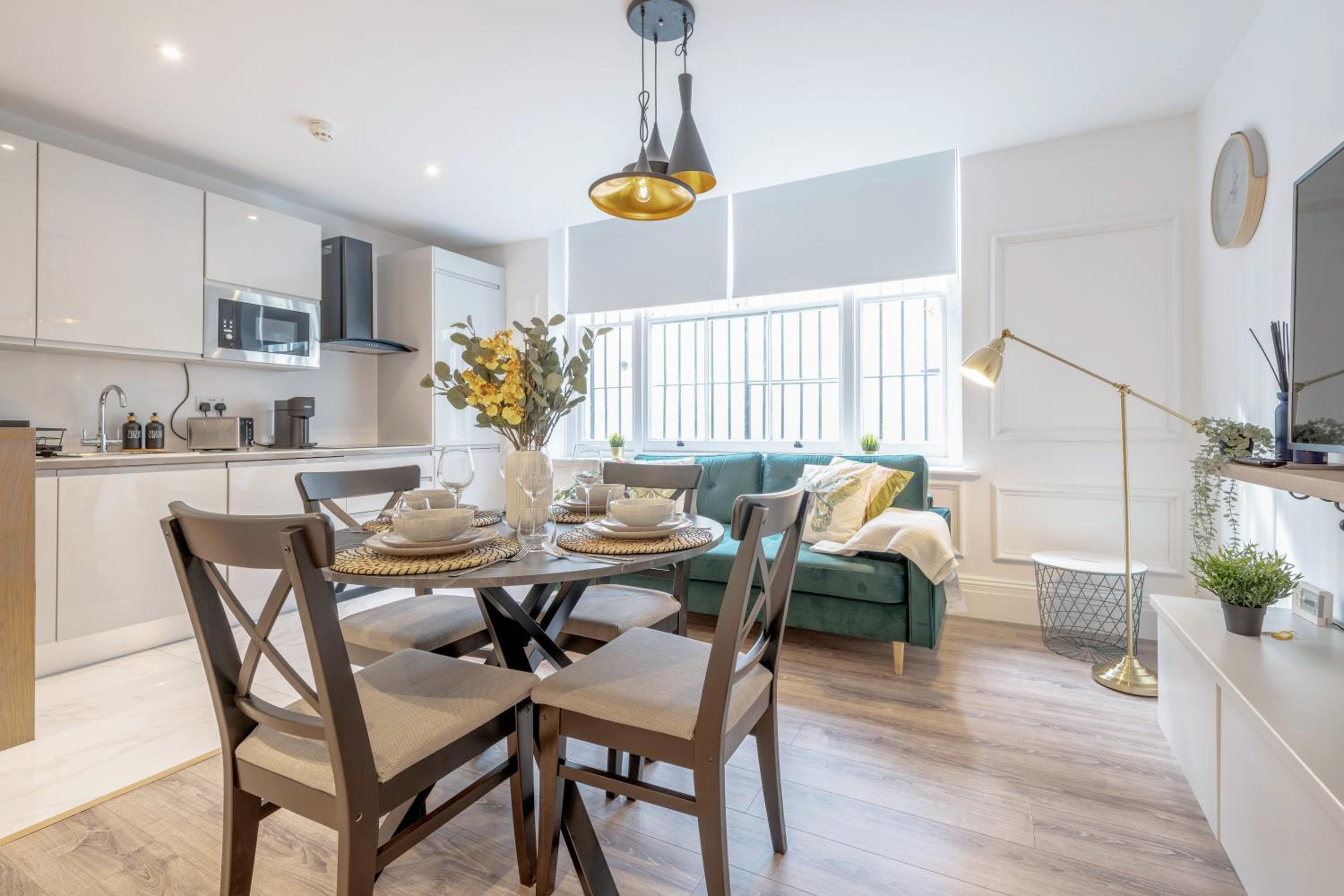 The Hyde Park Apartment - Central and Bright