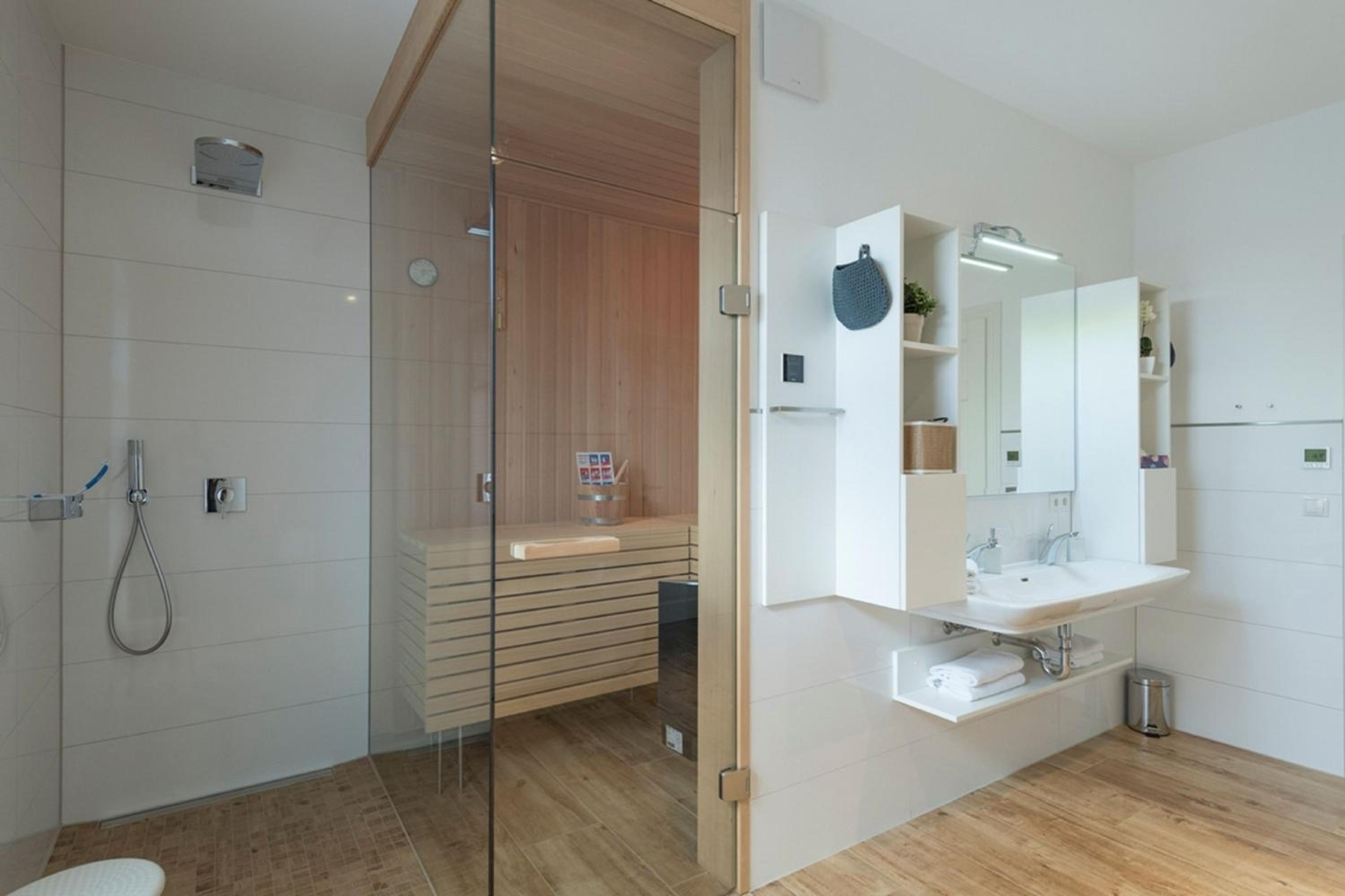 moderne Ferienwohnung mit eigener Sauna und Balkon - Villa Pauline FeWo 06