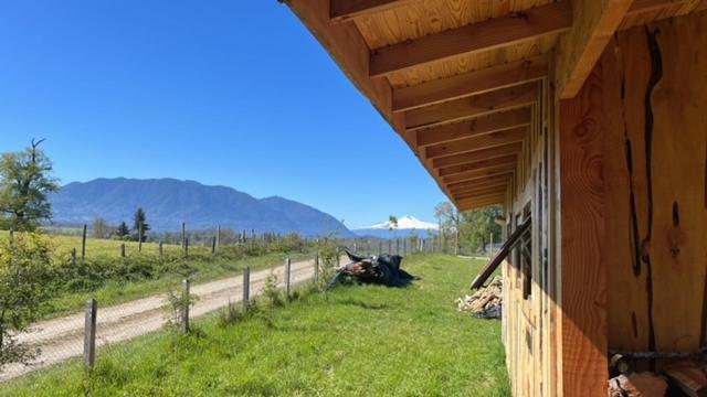 Preciosa cabaña pet friendly con vista a volcanes Villarica y Choshuenco, cerca Termas