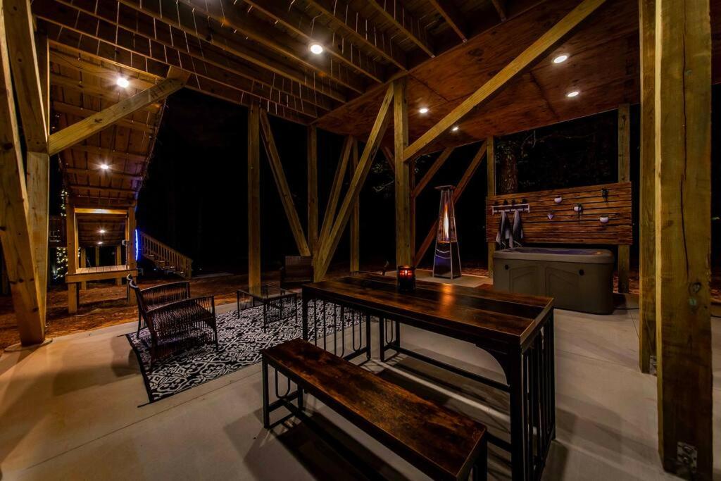 Romantic getaway in the treetops view 5