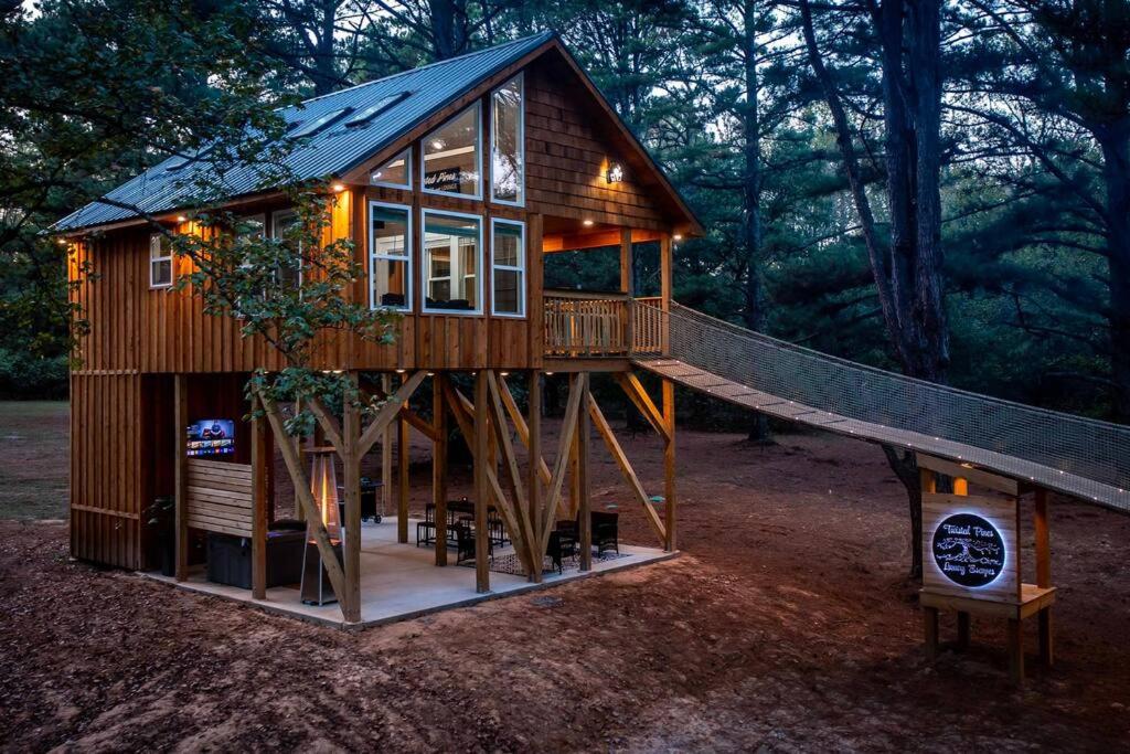 Romantic getaway in the treetops view 2