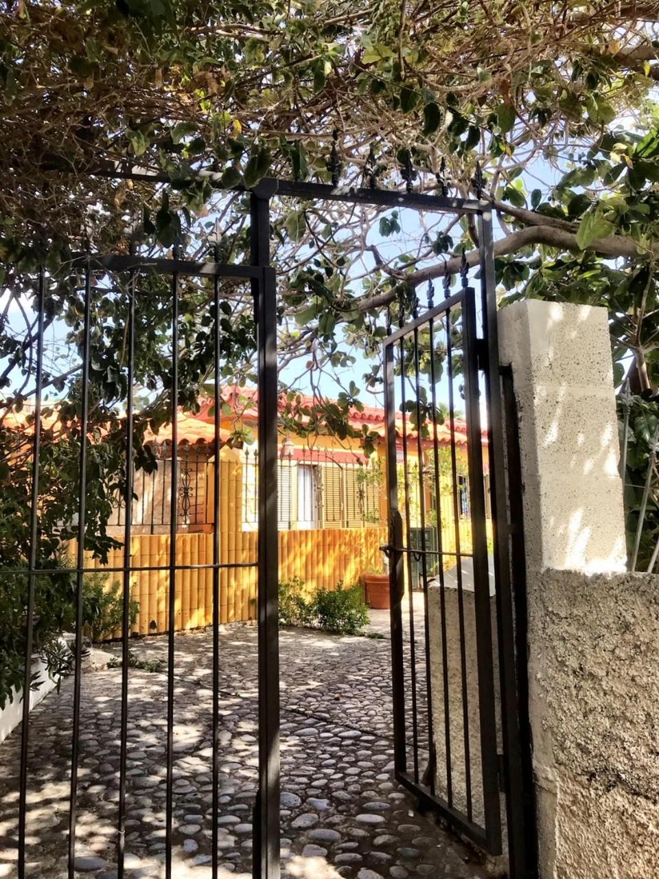 Casa Amarilla junto al mar