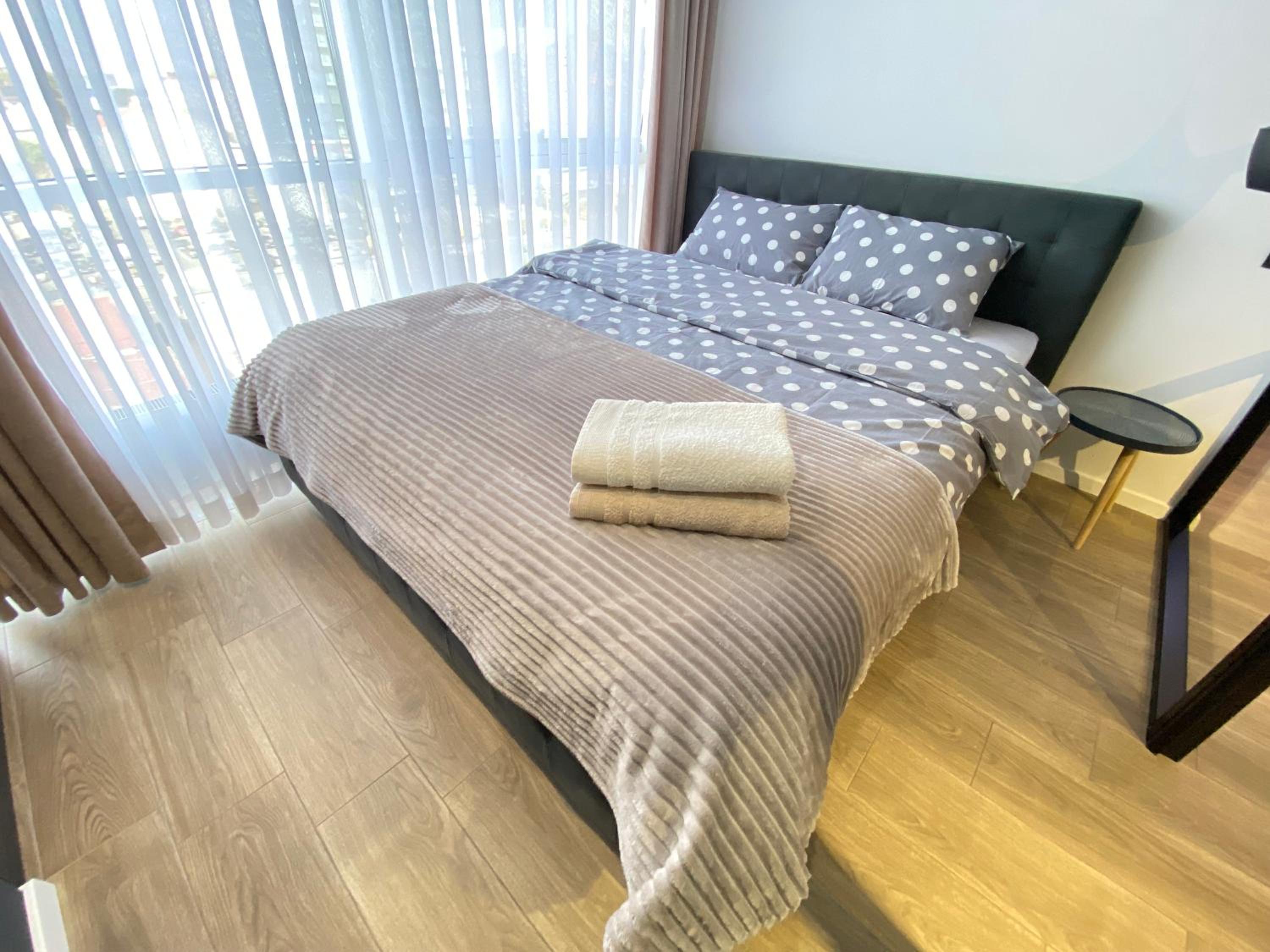 RentNow Cozy Central Apartment Lev Tolstoi 43b with Balcony