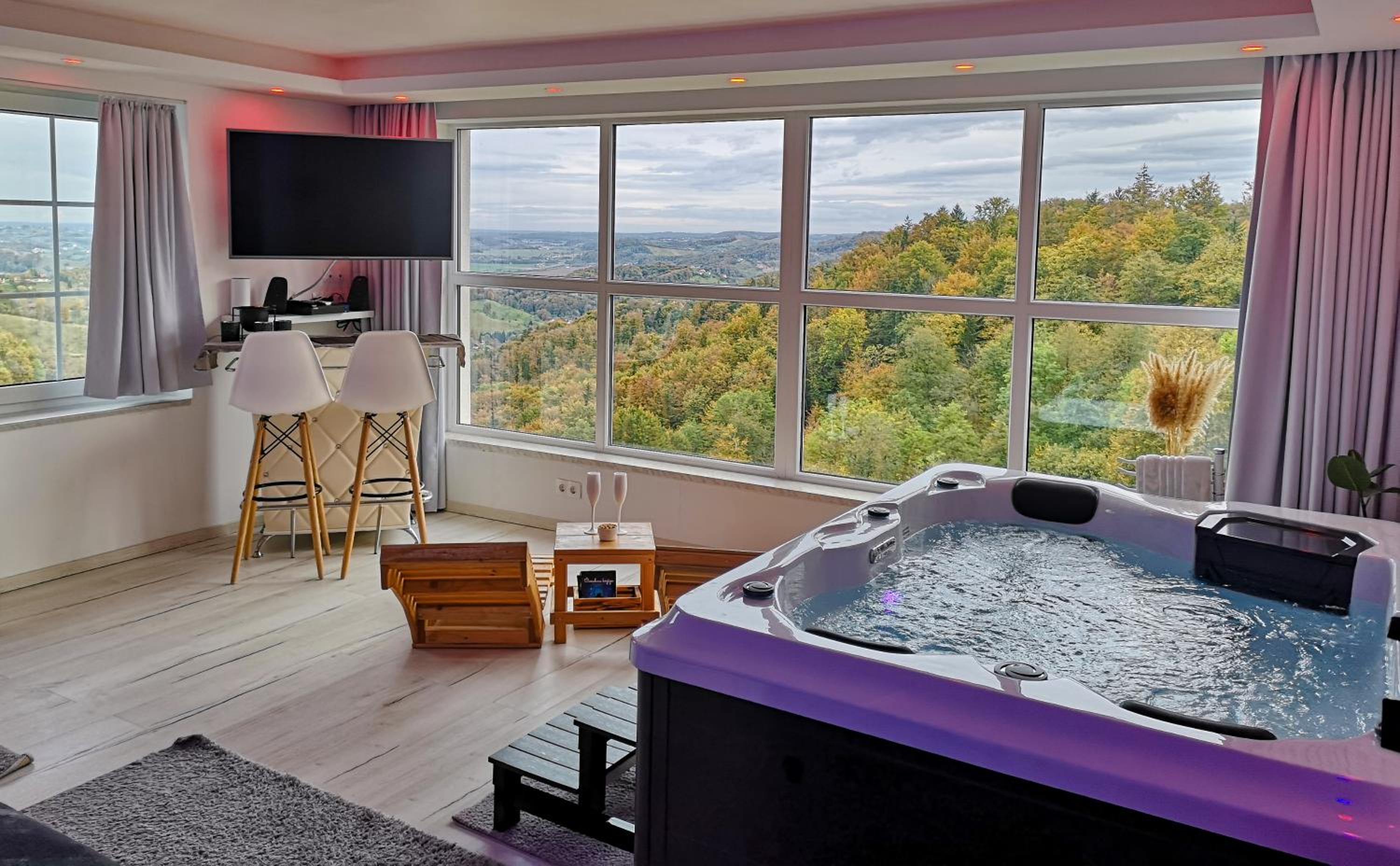 Private wellness with panoramic view, sauna & jacuzzi view 2