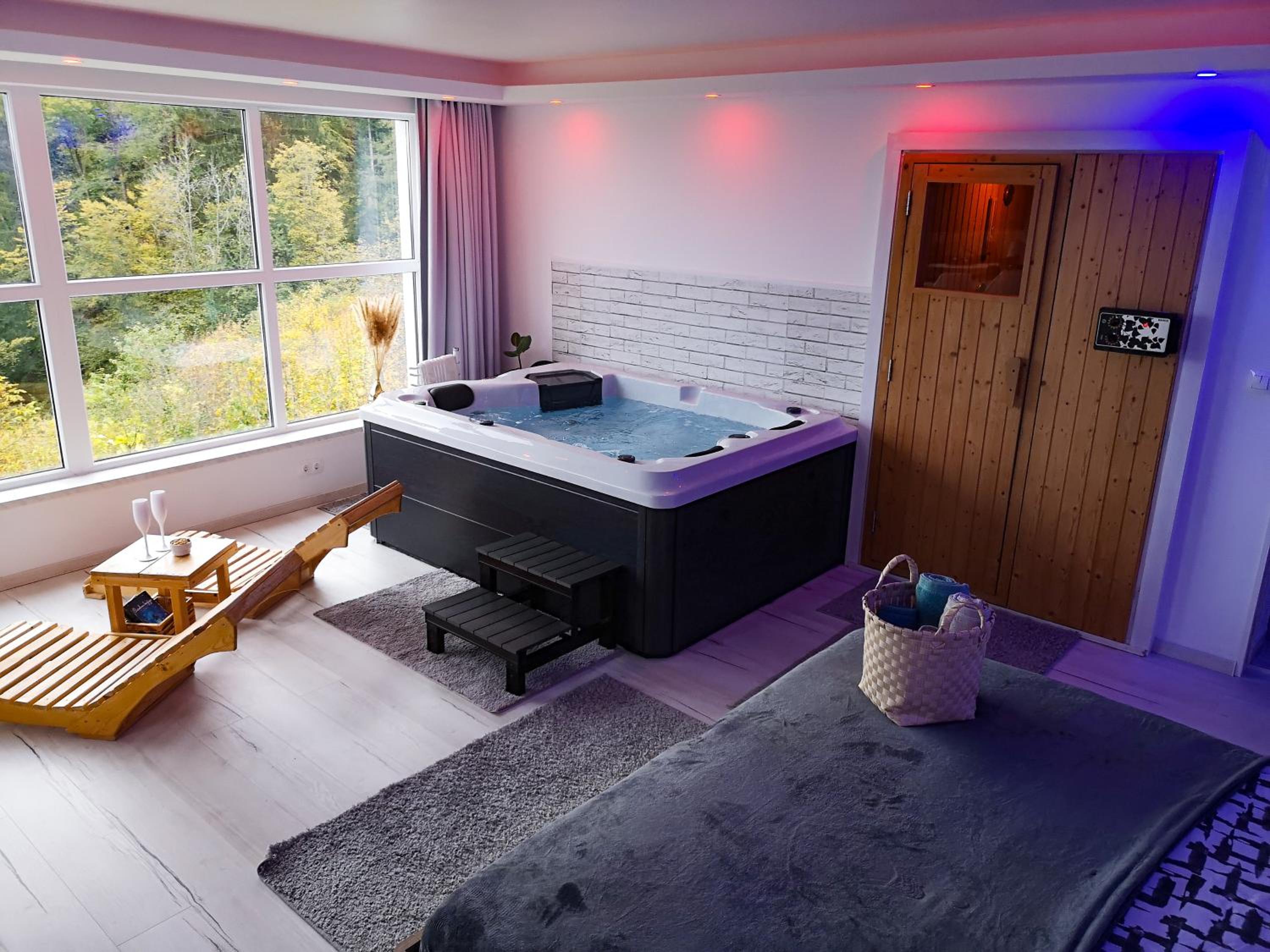Private wellness with panoramic view, sauna & jacuzzi view 4