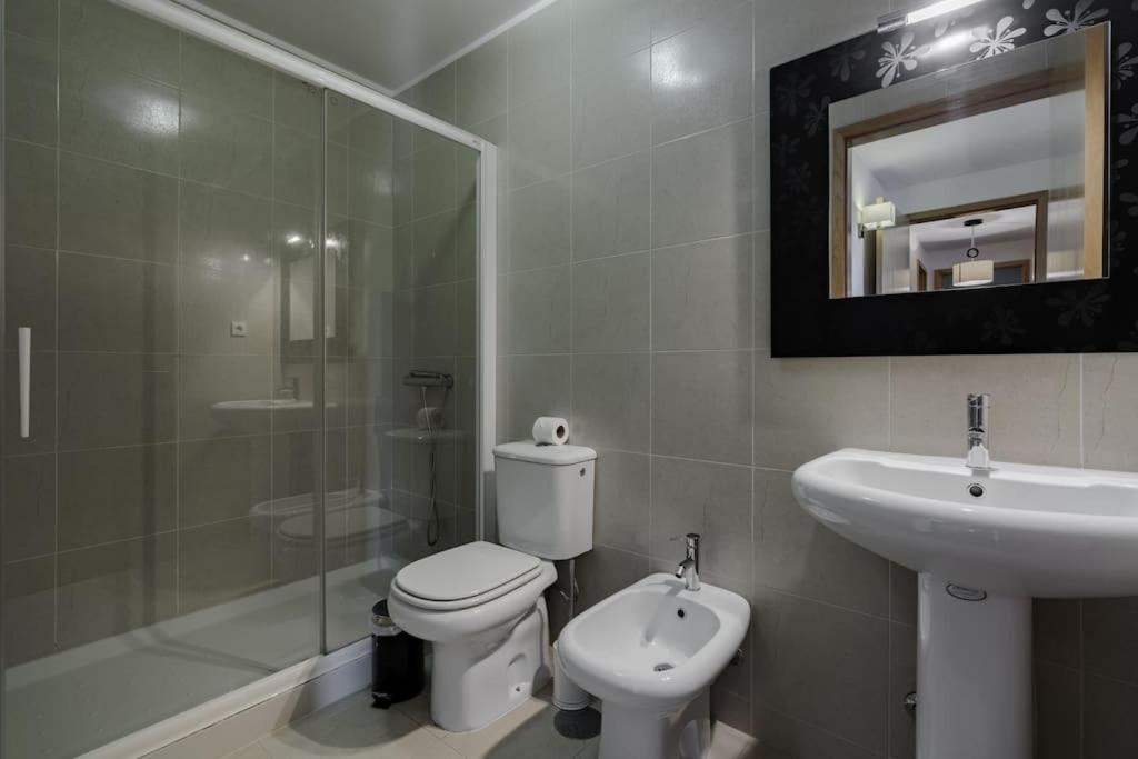 Fully Equipped 3 bed - Parking view 4