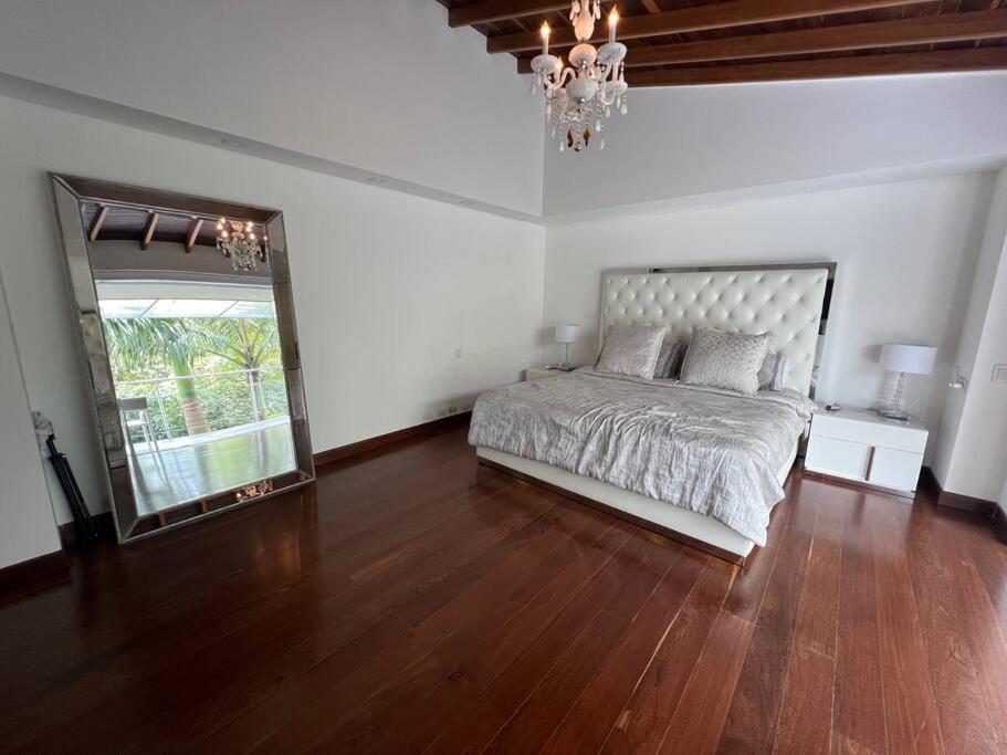 4 bedrooms Mansion in Poblado 10 minutes to Provenza