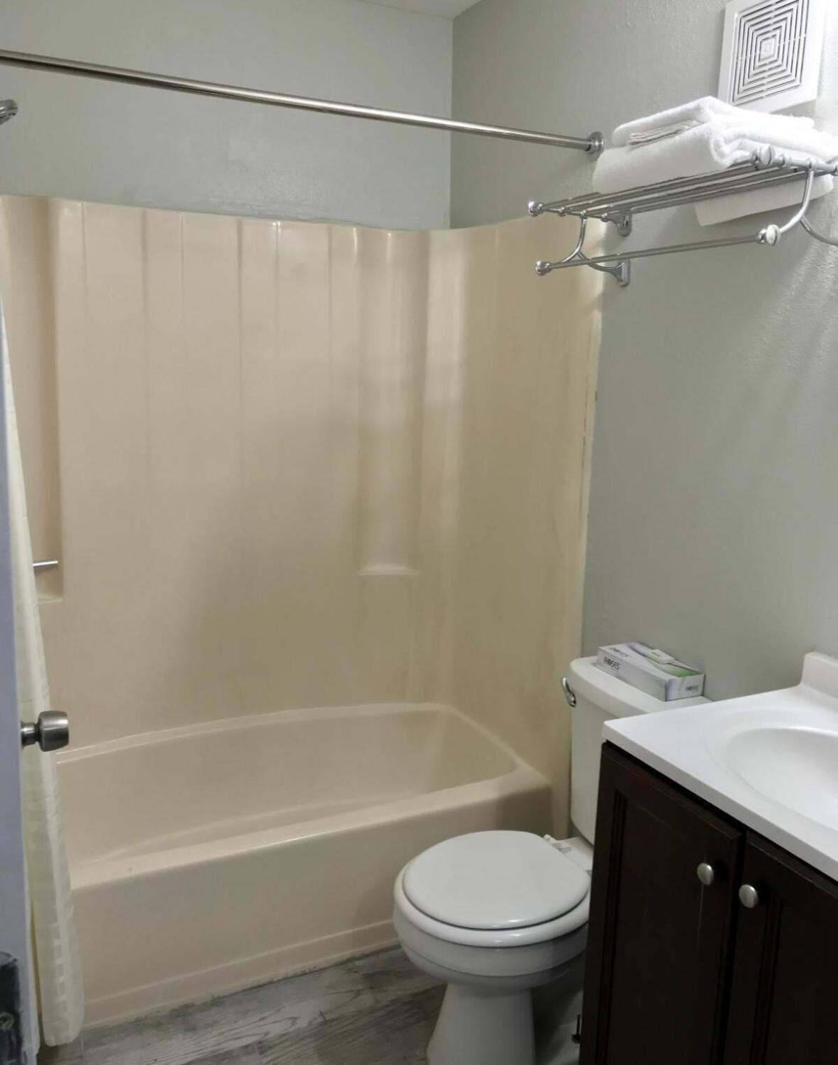 Palace Inn & Suites - Newport News/Jefferson Ave, Photo 6