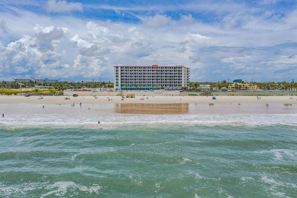 Direct oceanfront view 8th floor, king size bed, largest pool in Daytona Beach ! view 4