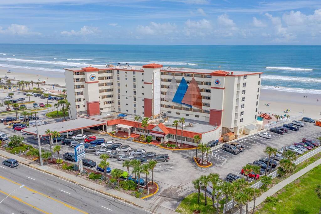 Direct oceanfront view 8th floor, king size bed, largest pool in Daytona Beach ! view 5