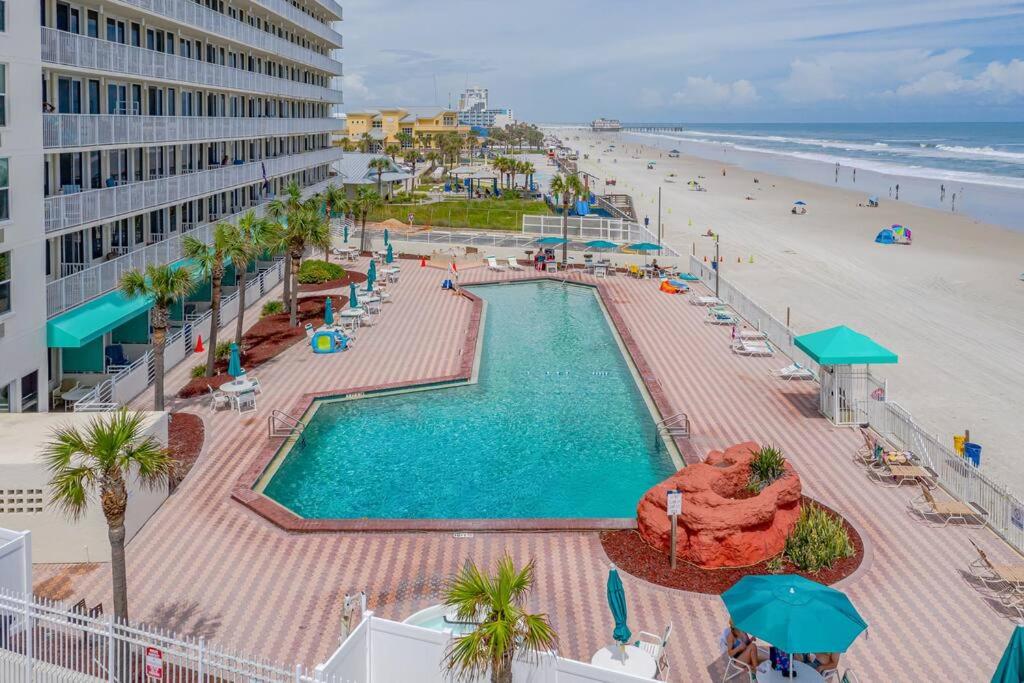 Direct oceanfront view 8th floor, king size bed, largest pool in Daytona Beach ! view 2