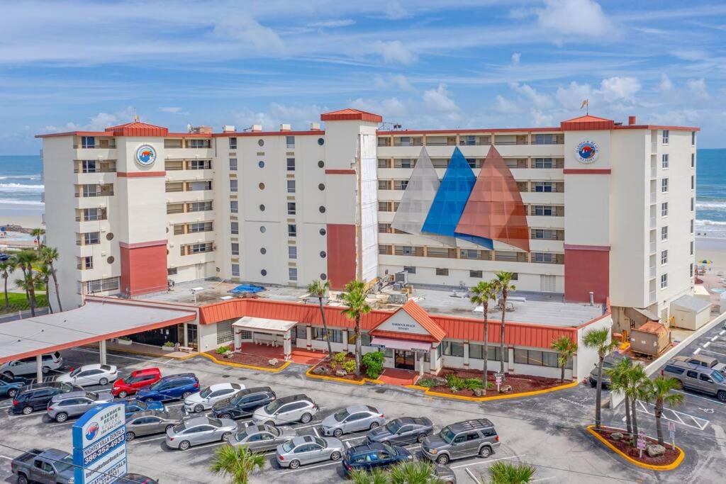 Direct oceanfront view 8th floor, king size bed, largest pool in Daytona Beach ! view 3