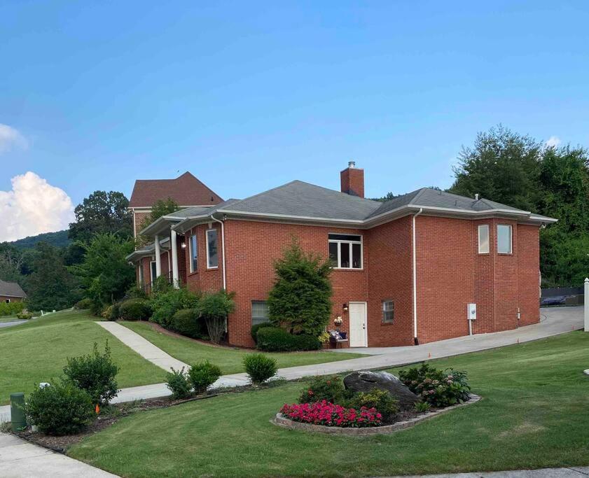 Private Suite in Upscale Neighborhood view 4