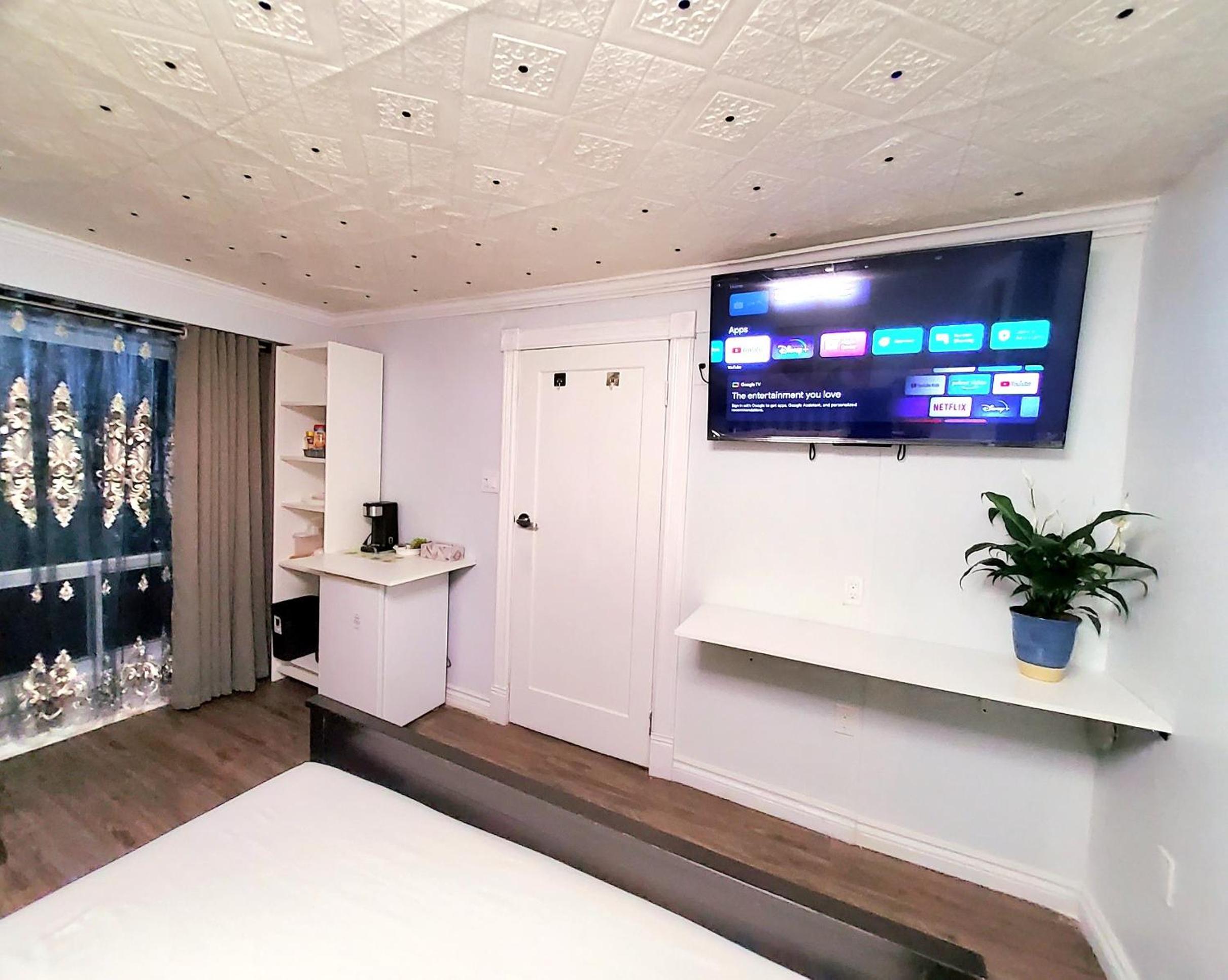 Renovated Cozy Bedroom with Private washroom