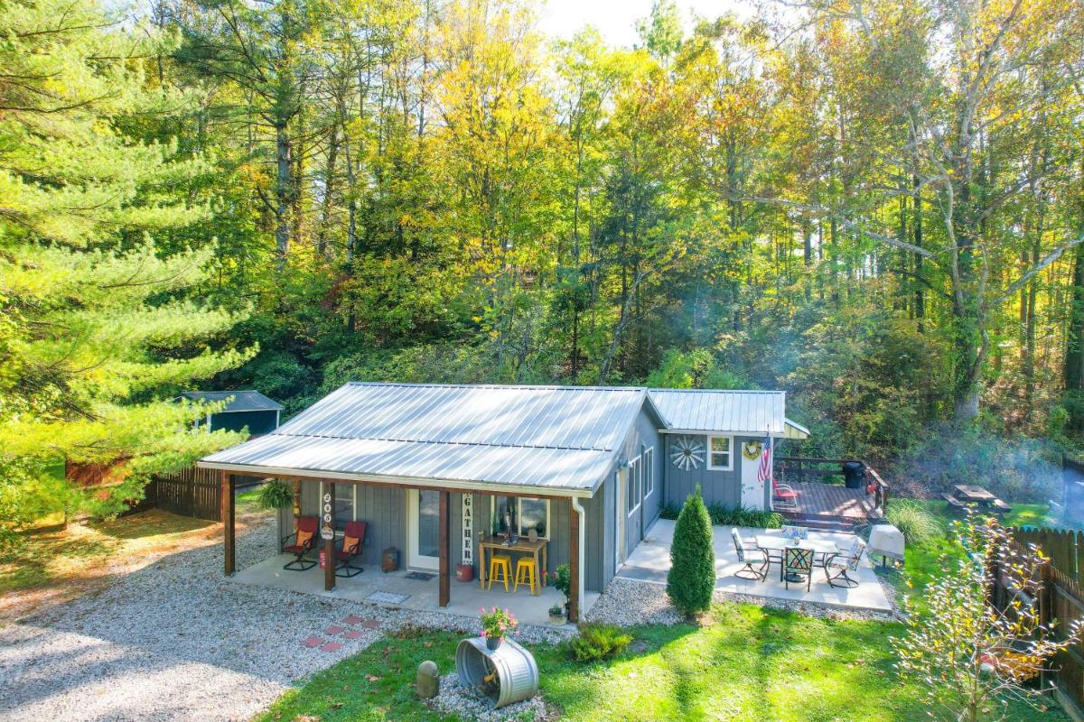 Bloomington Vacations - Snoozy Snail Cottage - Property Image 1