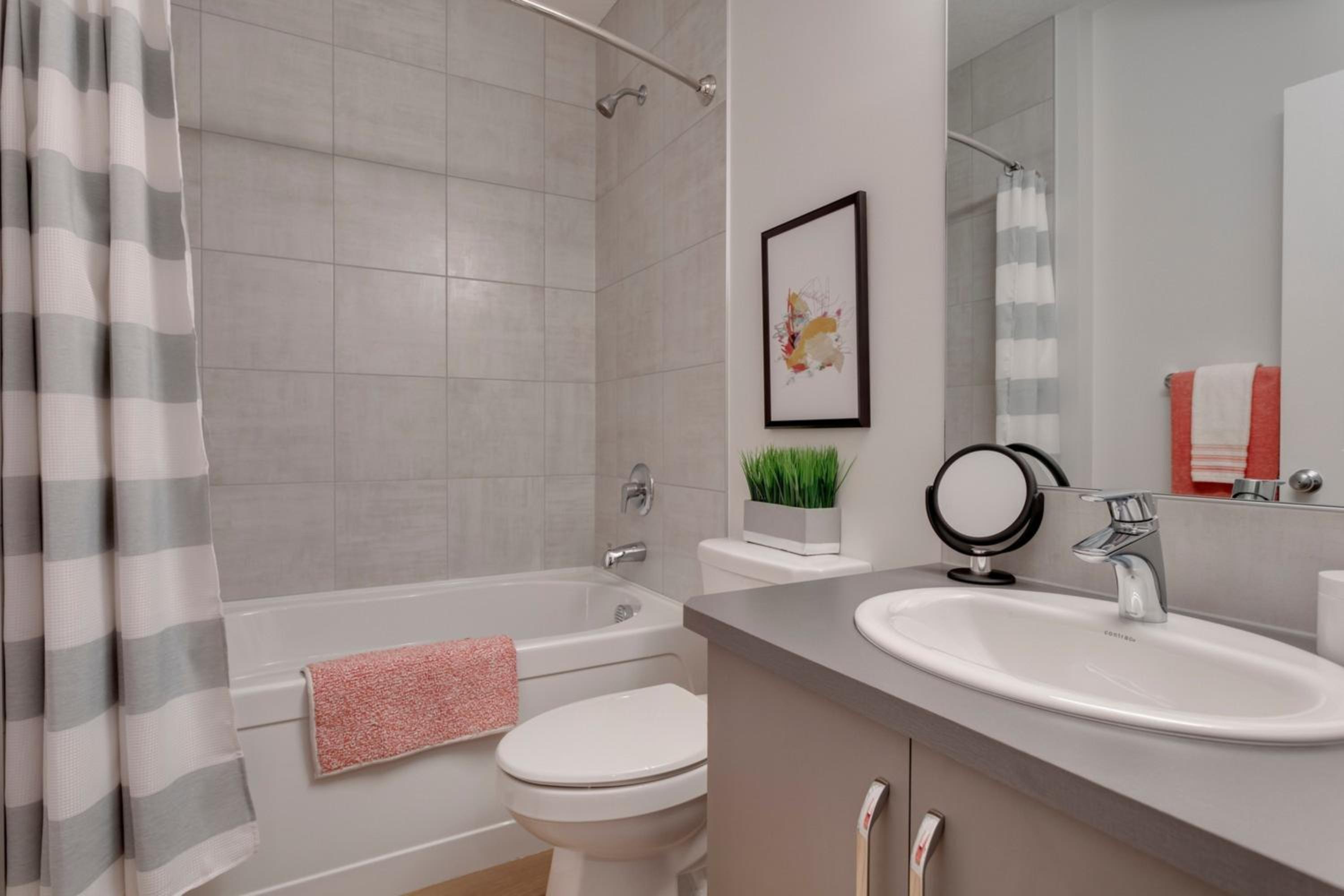 Spacious Modern Suite With Full Entertainment