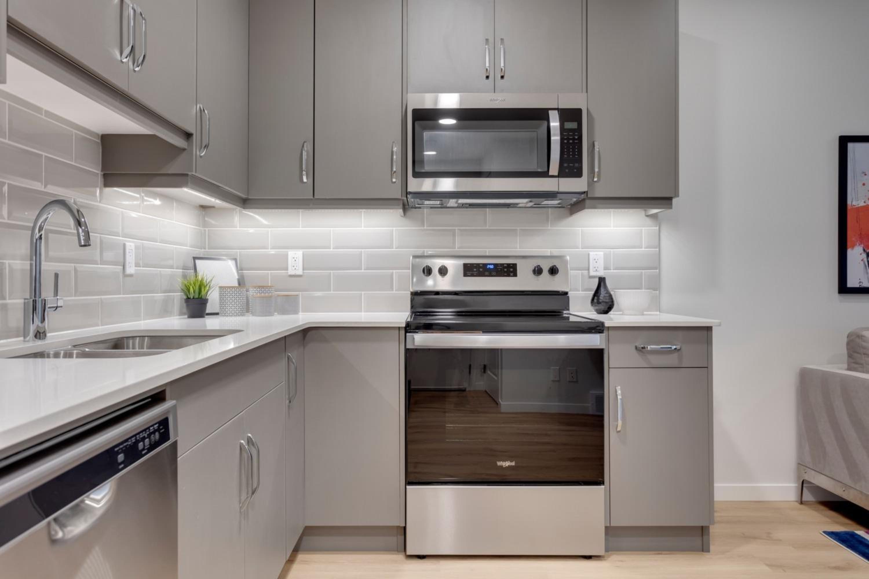 Spacious Modern Suite With Full Entertainment