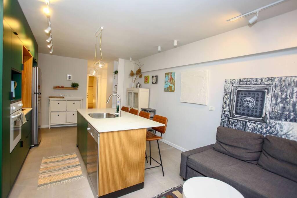 Boutique 1BR Garden TLV Apartment view 3
