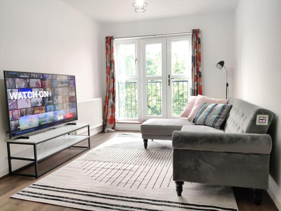 Elegant, Spacious 2bed in Crystal Palace, London view 4